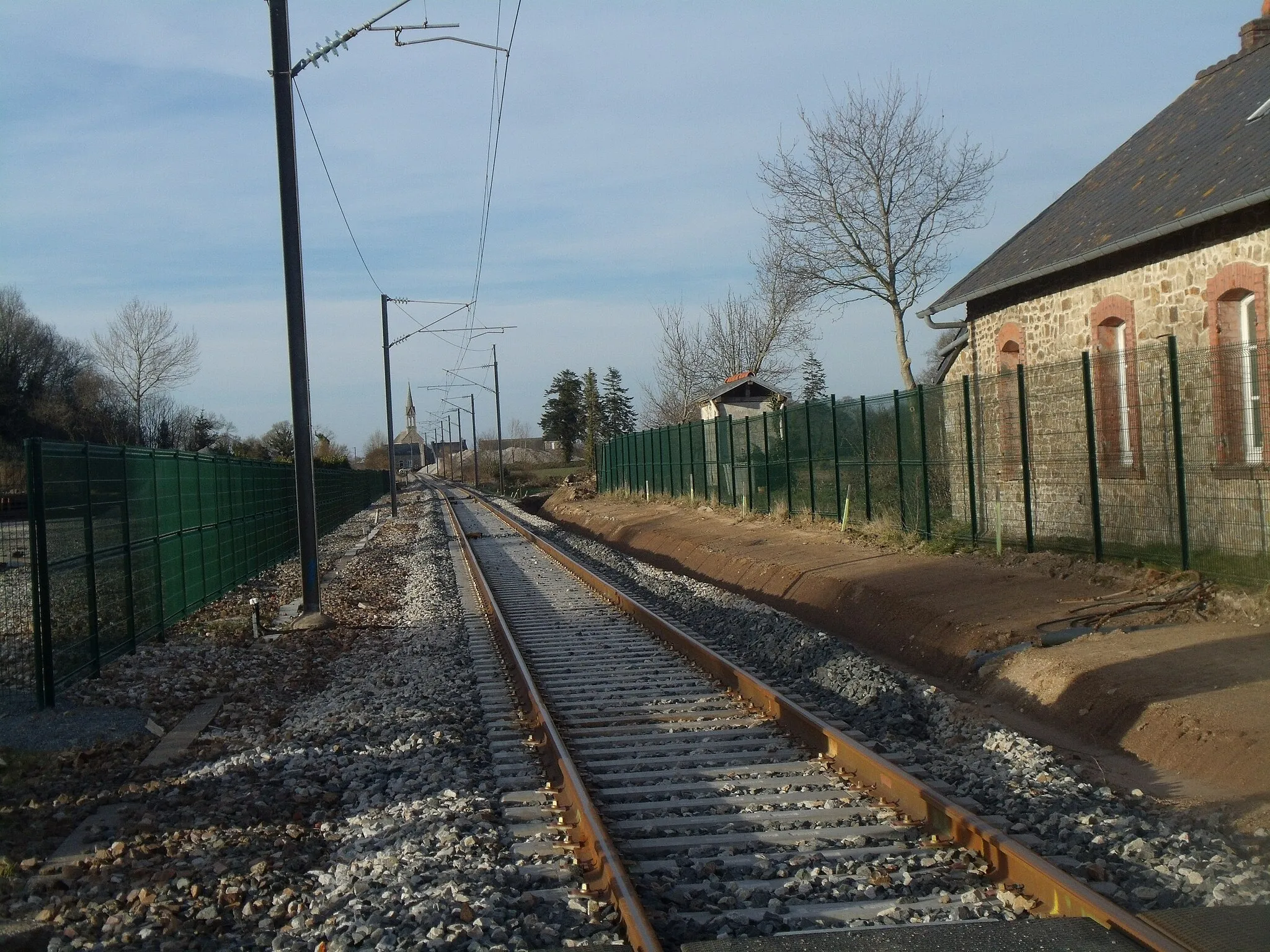 Photo showing: La voie unique de la ligne de Plouaret à Lannion au niveau du passage à niveau de l'ancienne gare de Kerauzern