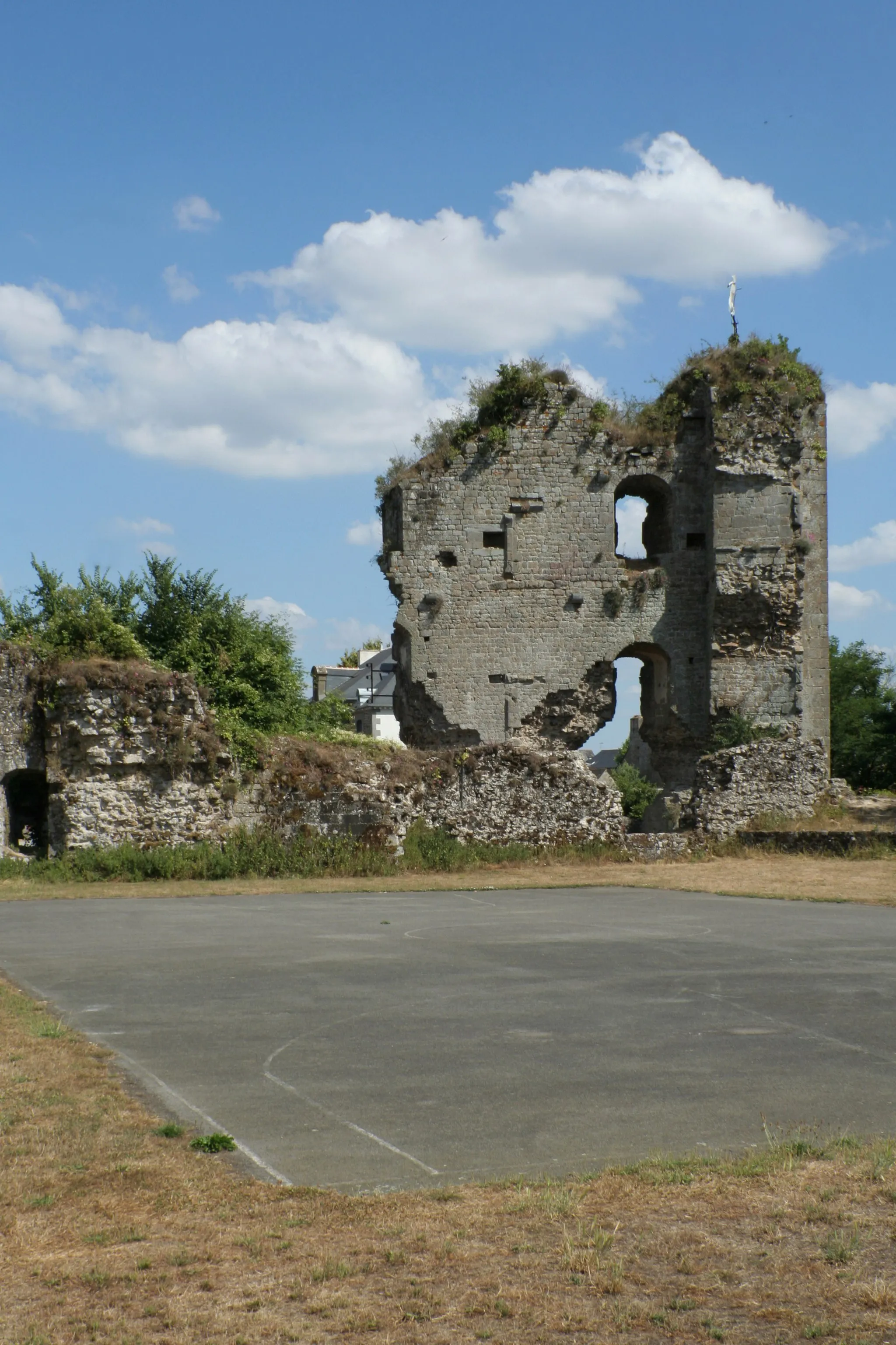 Photo showing: Hédé, Ille-et-Vilaine, Bretagne, France
Ruines du château et terrain de basketball, vues de l'intérieur.