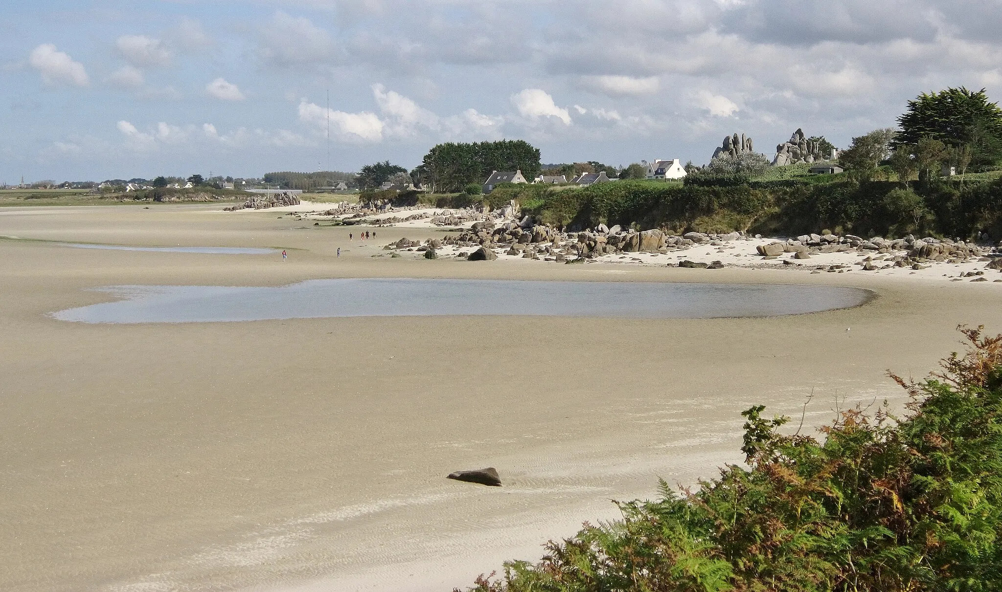 Photo showing: Guissény : la plage de Mean Barraoc (rive sud de la baie de Tressény).