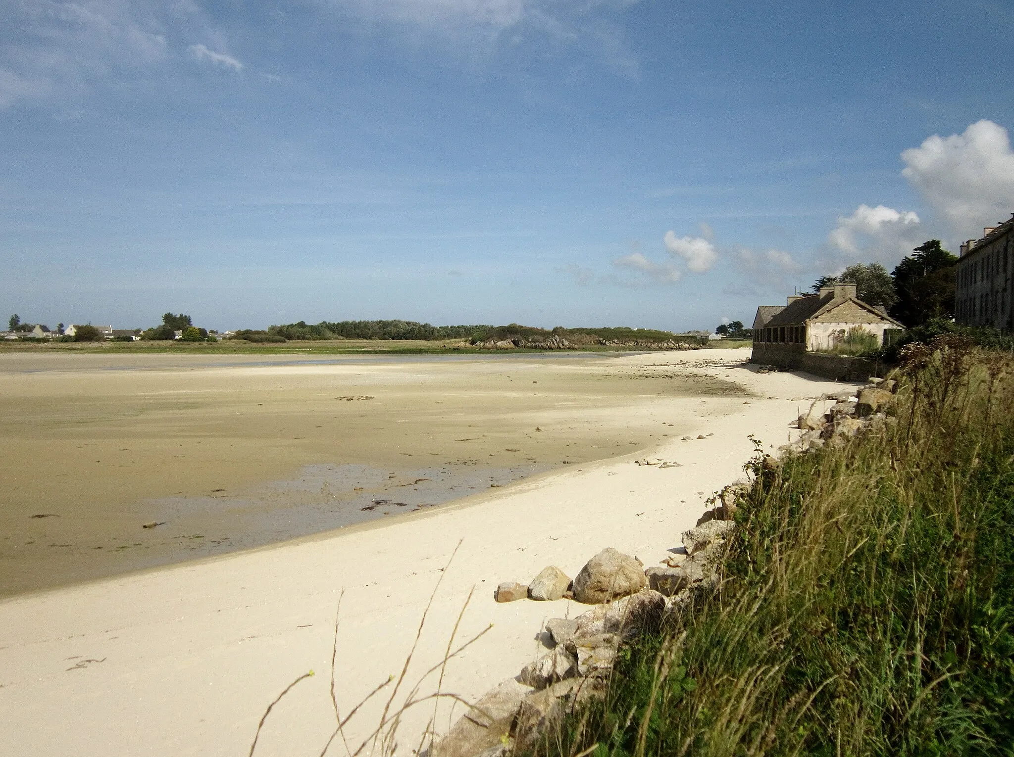 Photo showing: Guissény : le fond de la Baie de Tresseny à marée basse ; à droite le bâtiment de Skol an Aod (l'ancienne "École de la Grève").