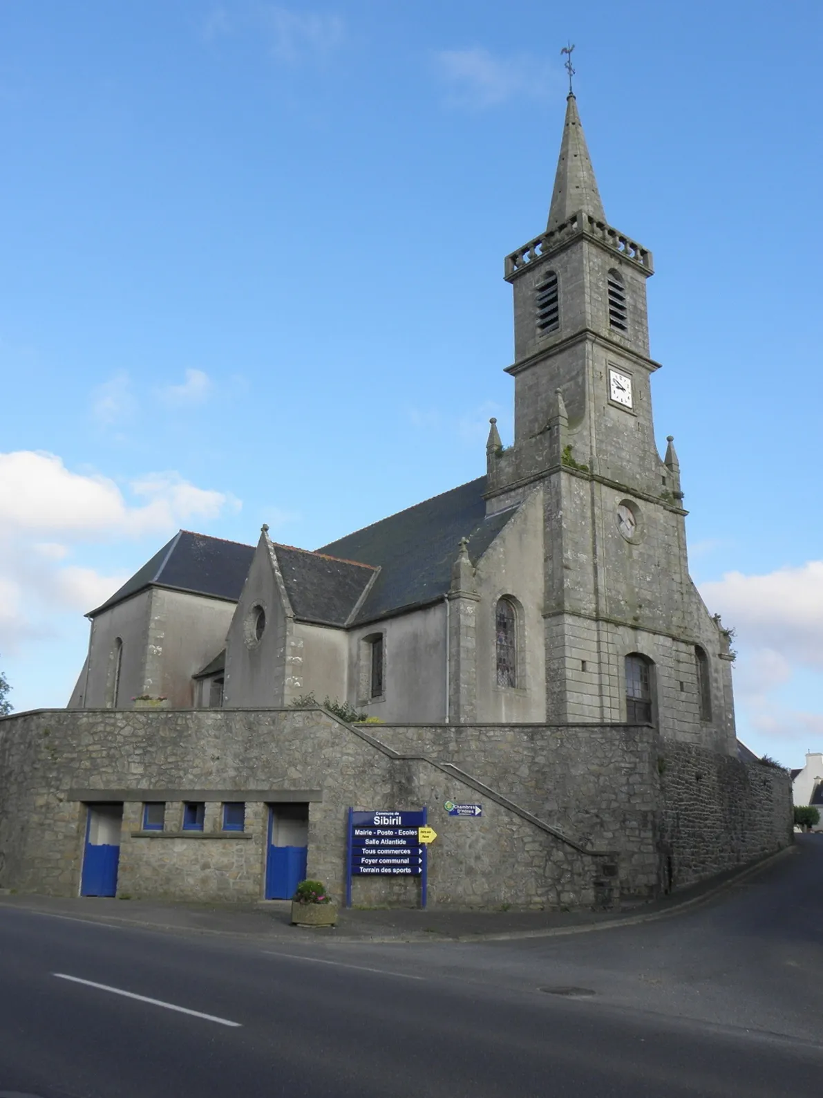 Photo showing: Façade occidentale et flanc nord de l'église paroissiale de Sibiril (29).