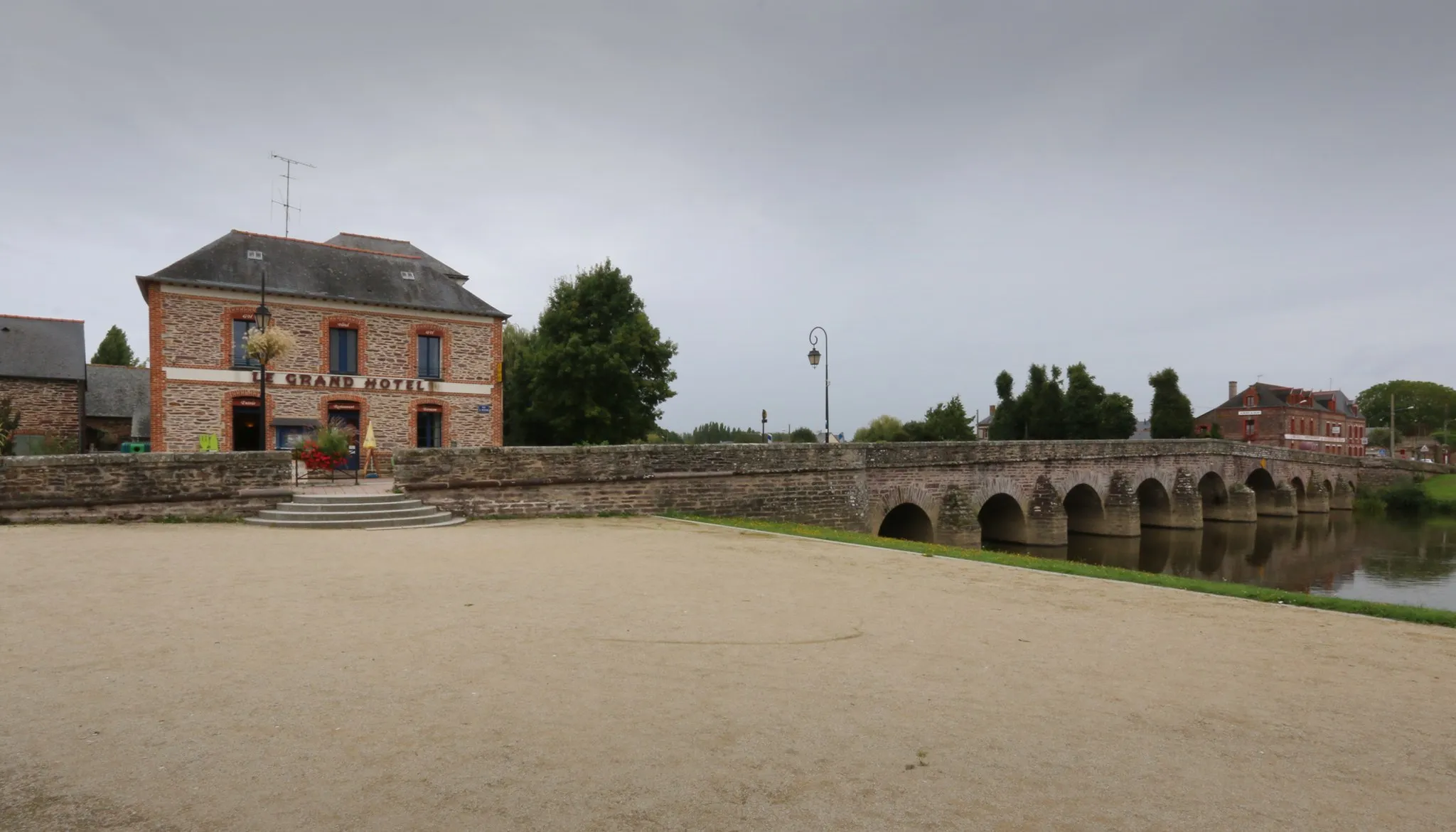 Photo showing: L'hôtel et le pont du Pont-Réan