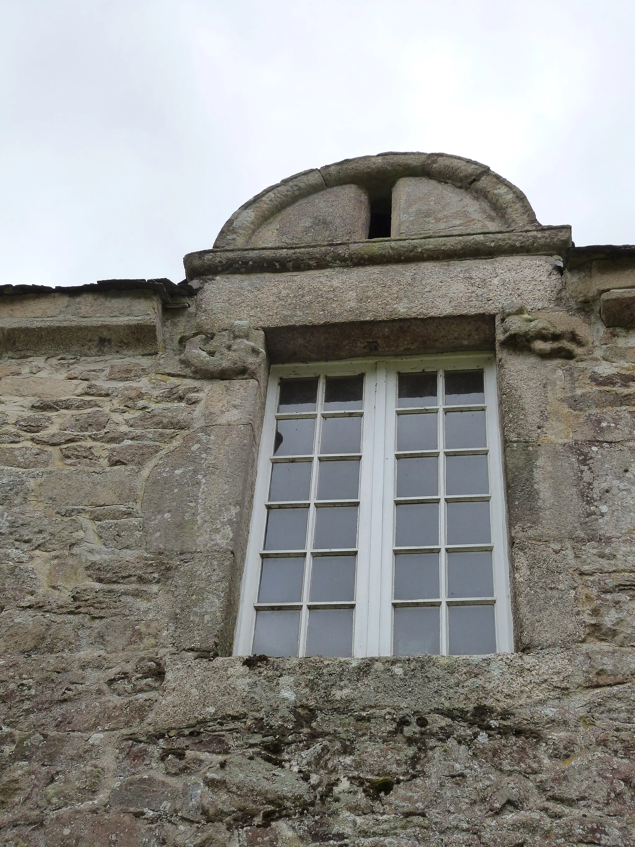 Photo showing: L'une des fenêtres à fronton circulaire de l'aile en retour du manoir du Colombier (Hénon, Côtes-d'Armor)