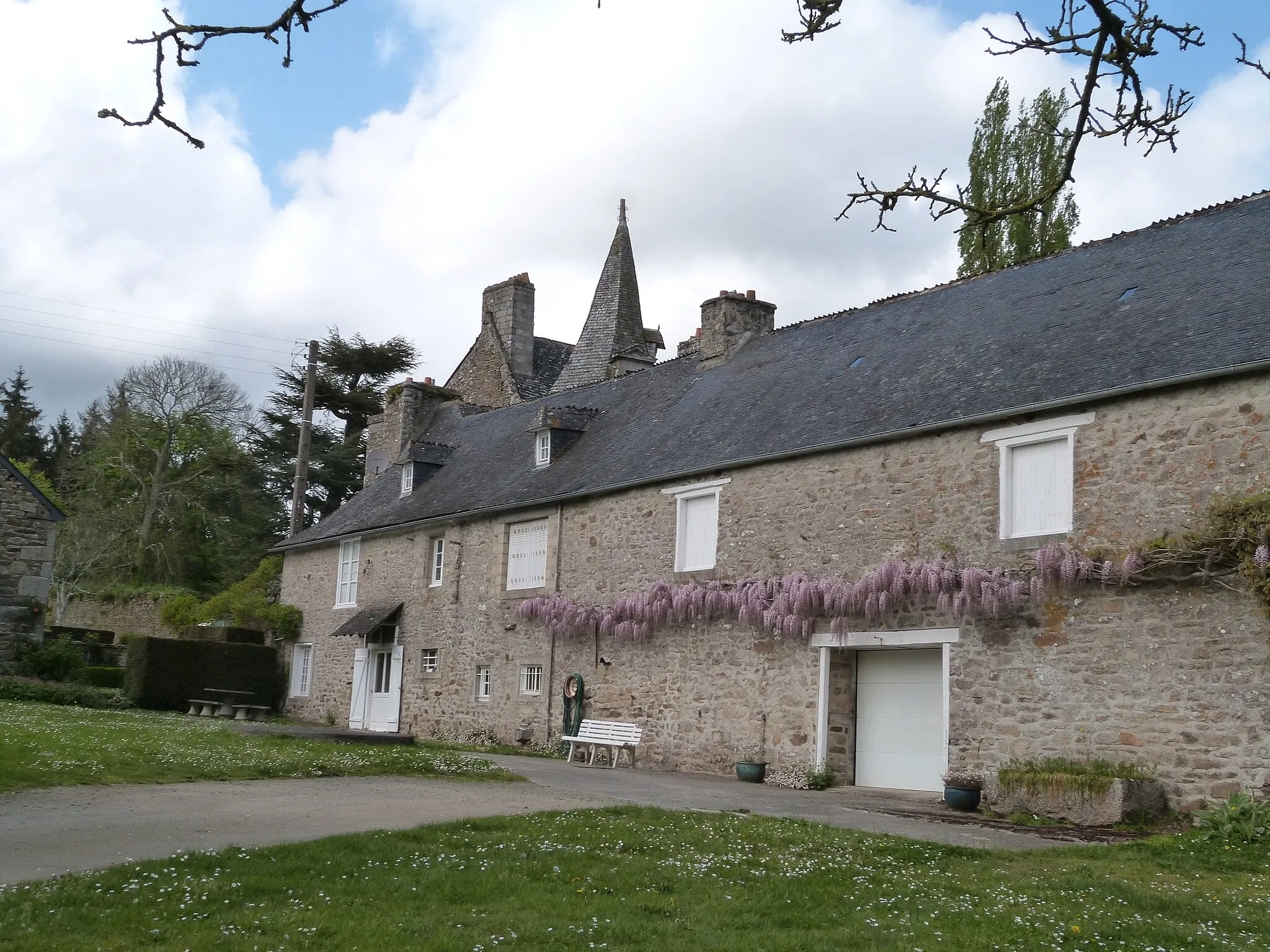 Photo showing: Façade, côté basse-cour, de l'aile en retour du manoir du Colombier (Hénon, Côtes-d'Armor)