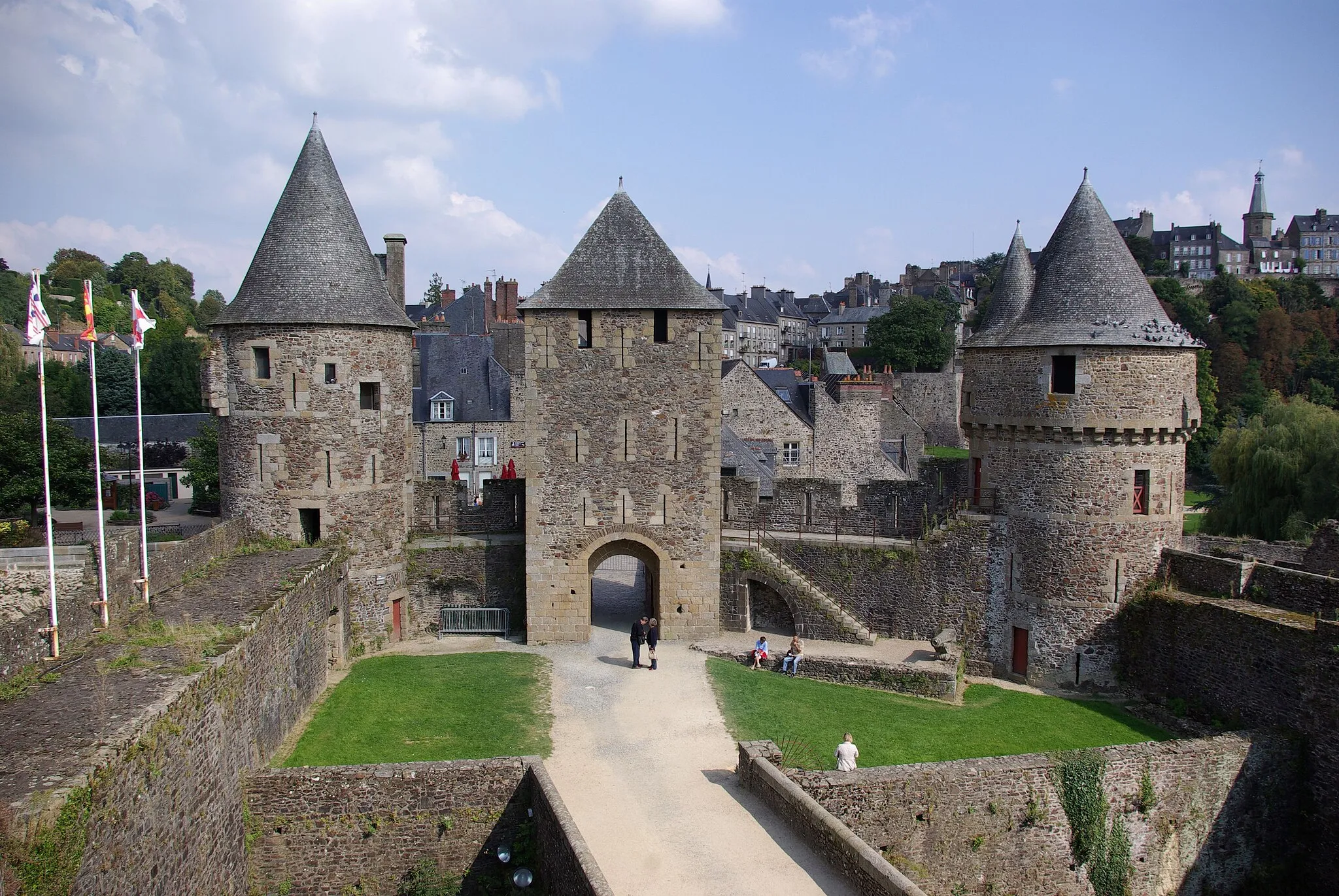 Photo showing: Le château de Fougères (35). De gauche à droite: les tours de Guémadeuc, de la Haye-Saint-Hilaire et du Hallay.
