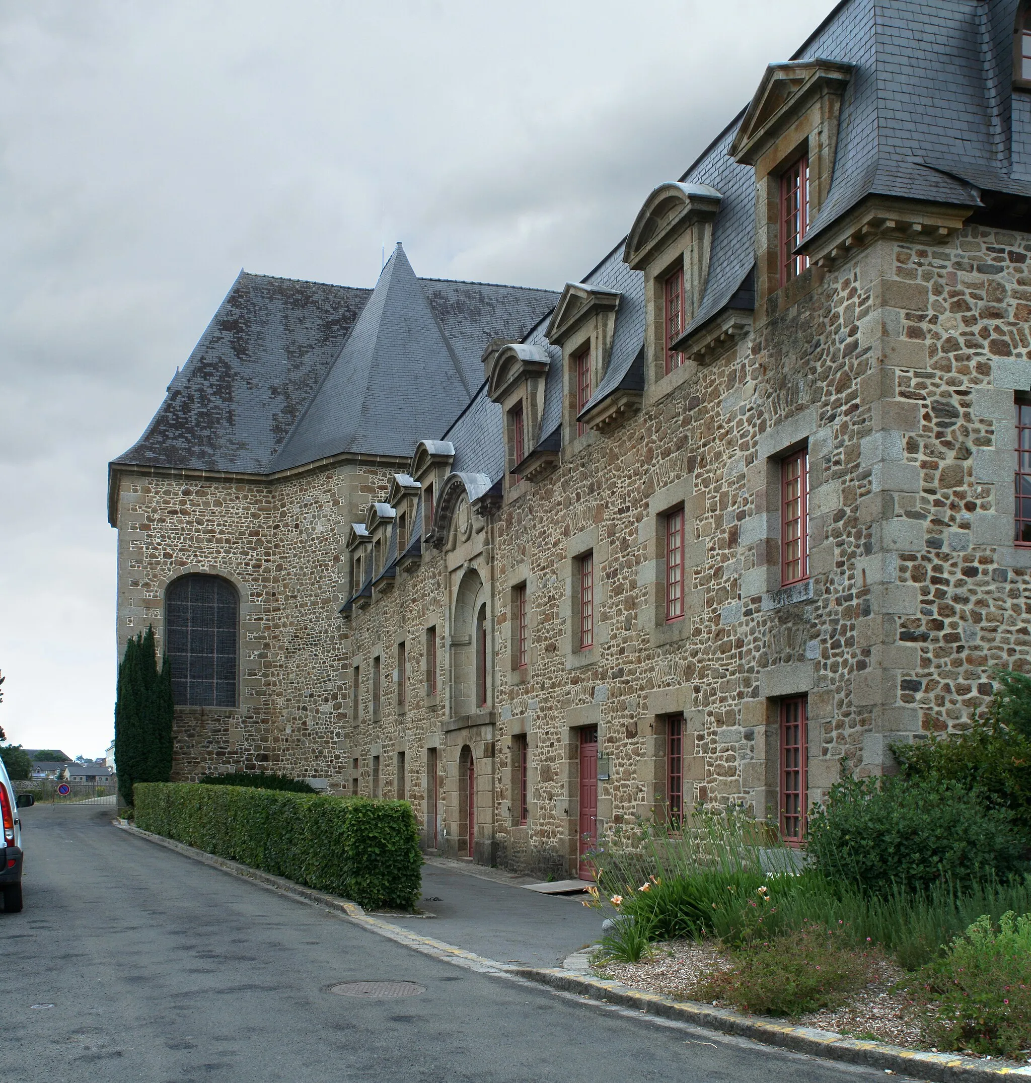 Photo showing: Couvent des Clarisses Urbanistes de Fougères, face sud.