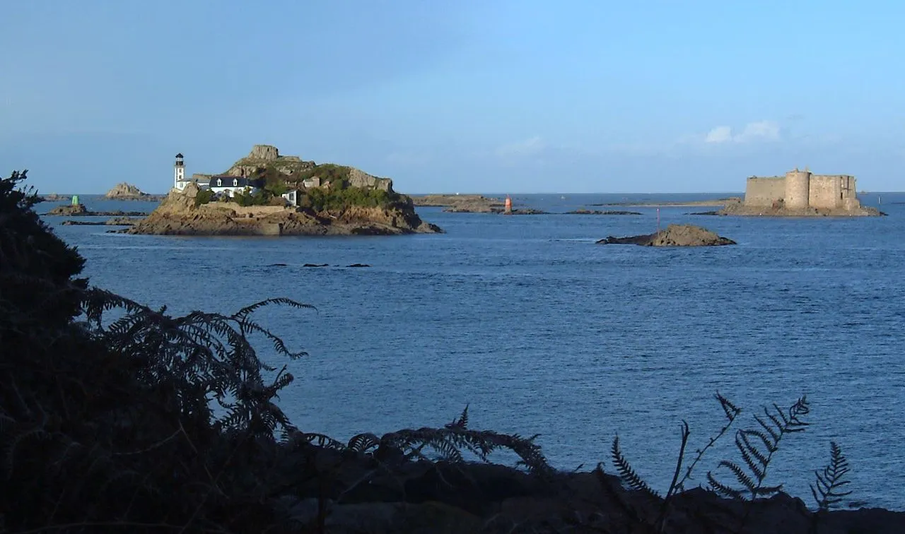 Photo showing: View of the bay of Morlaix to the northeast, with the Chateau du Taureau