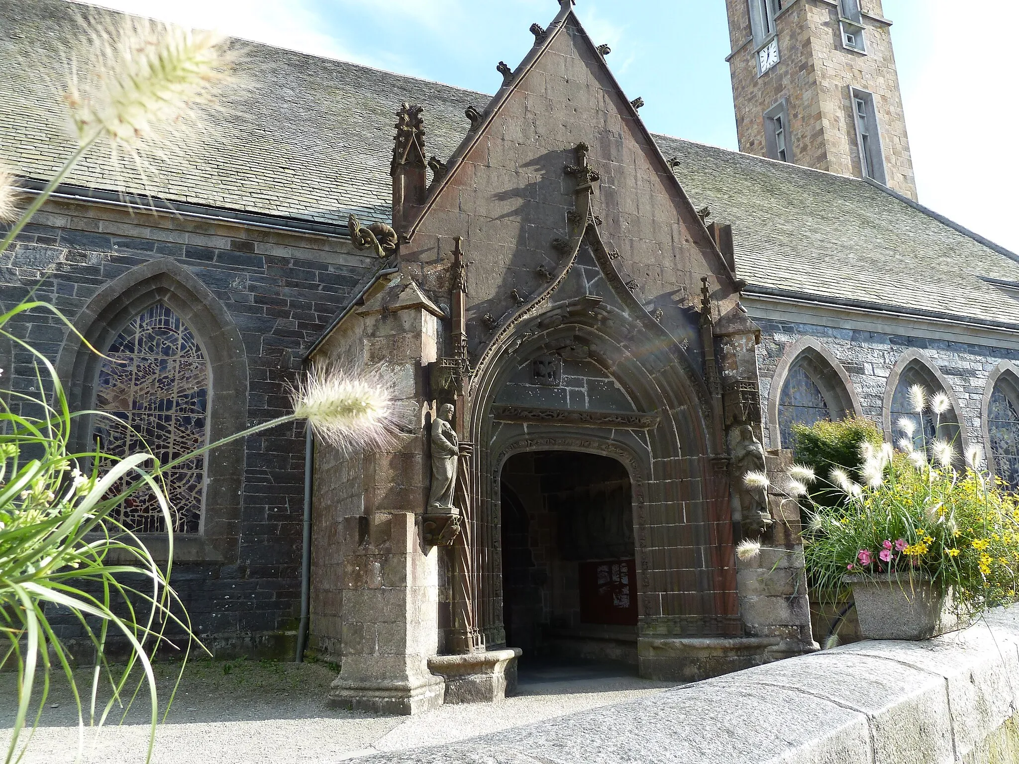 Photo showing: Entrée de l'église Saint-Pierre et Saint-Paul de Guipavas