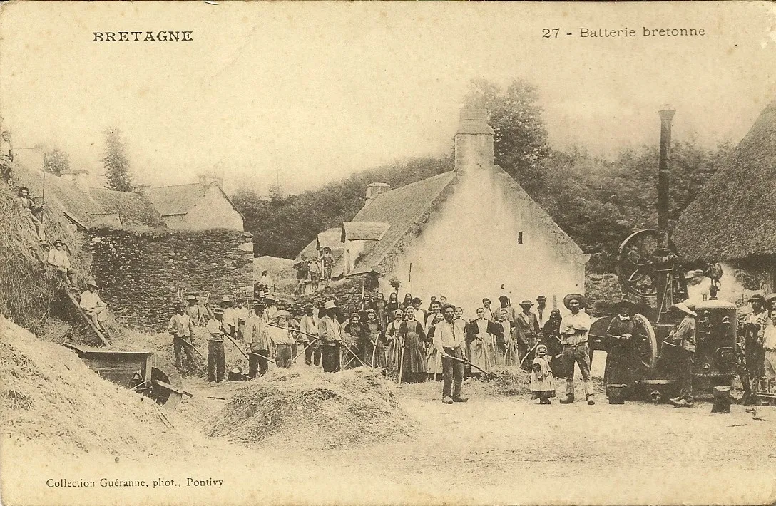Photo showing: Le battage du blé à Kervers en Pontivy vers 1895 ; on aperçoit une machine à battre à vapeur (carte postale Guéranne, vers 1895).