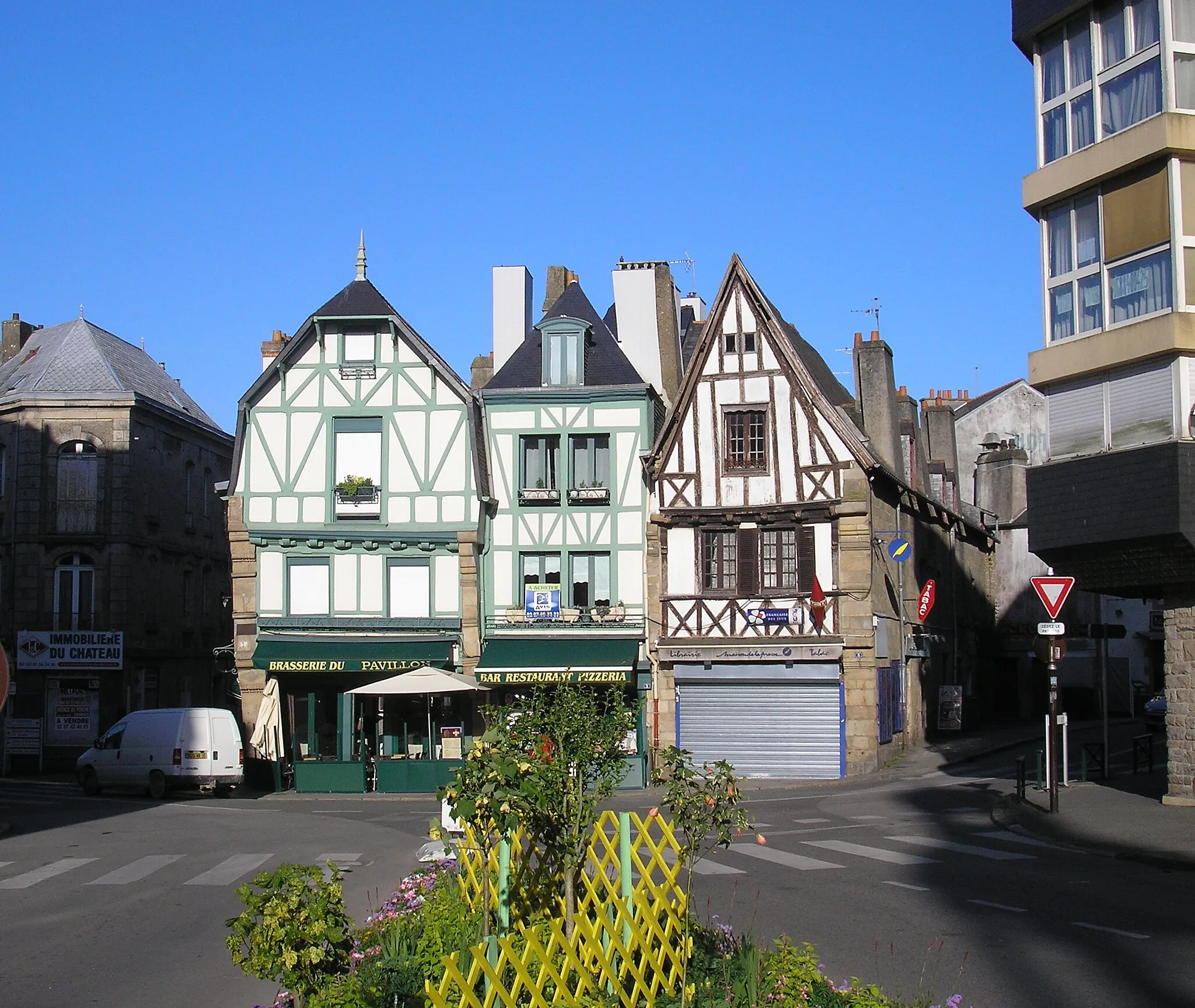 Photo showing: Auray (Bretagne, France). Bâtiments de la place de la République.