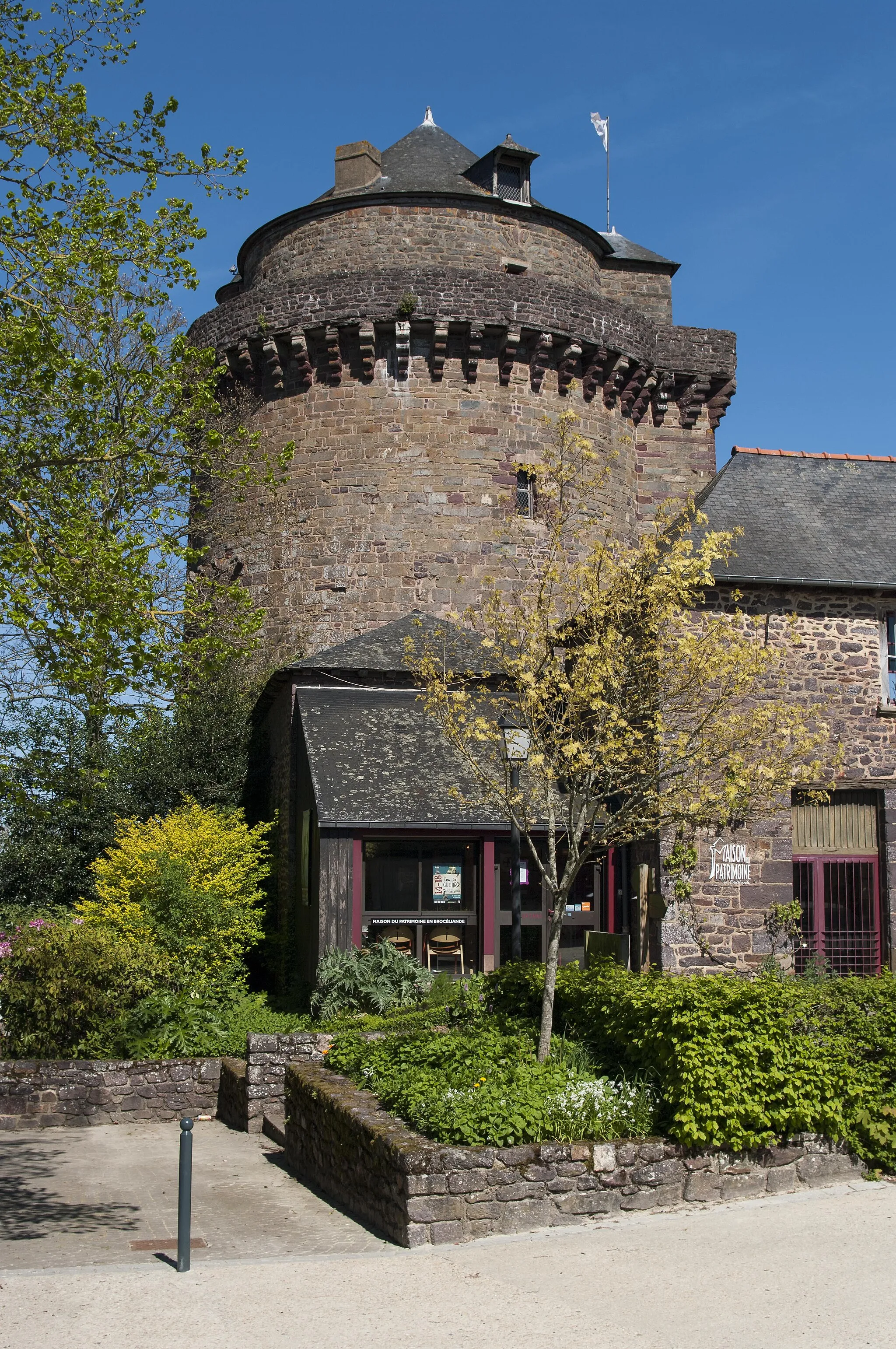 Photo showing: This building is indexed in the base Mérimée, a database of architectural heritage maintained by the French Ministry of Culture, under the reference PA00090639 .