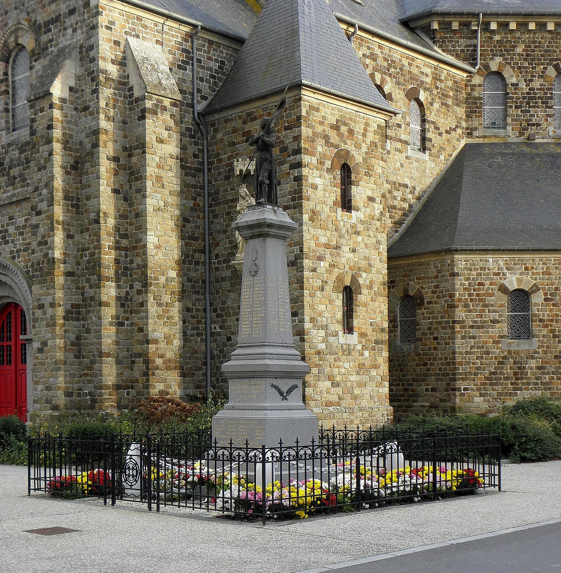 Photo showing: La Fresnais (35), église Saint-Méen et Sainte-Croix. Tourelle d'accès à la tribune et monument aux morts.