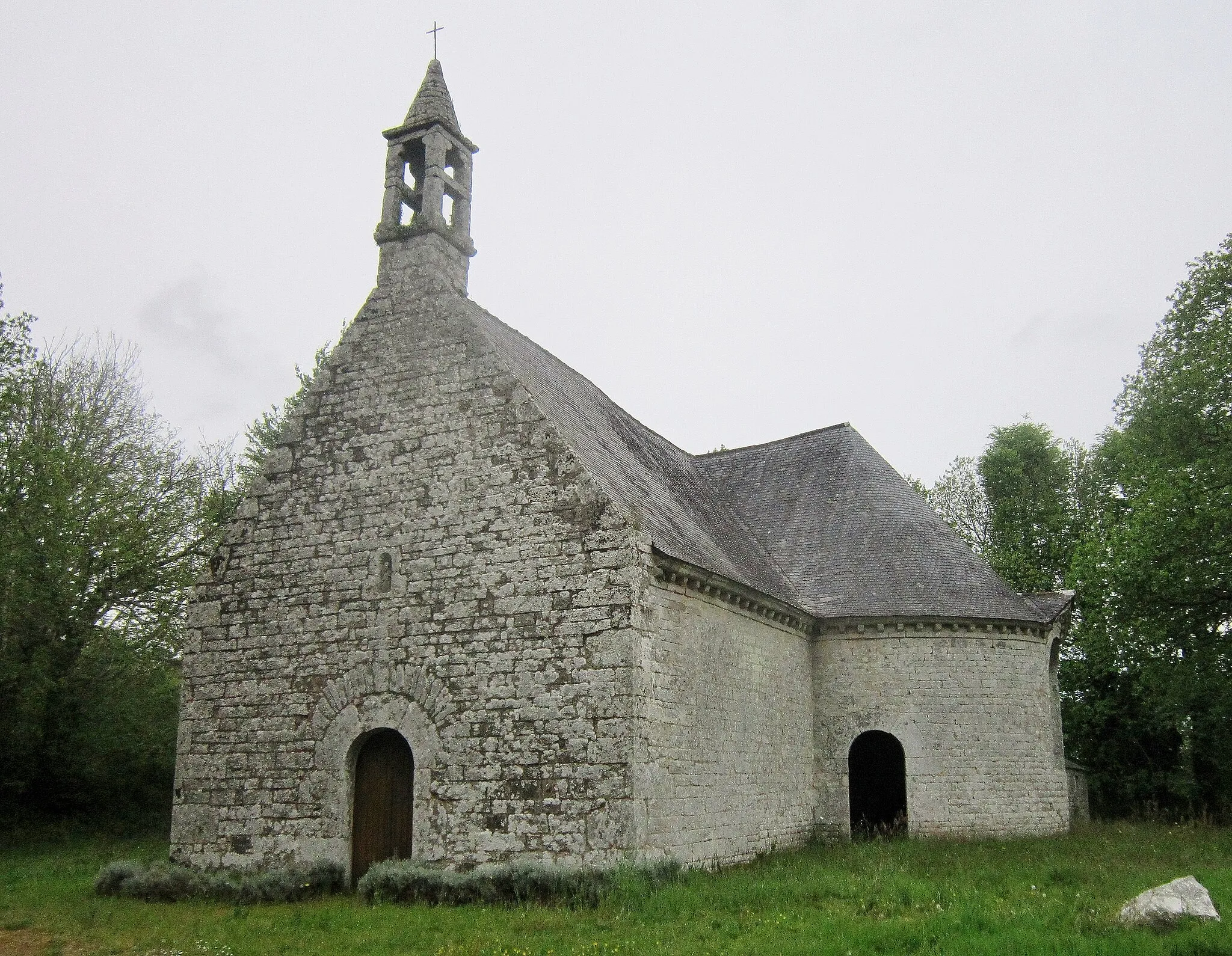 Photo showing: Bannalec : la chapelle Saint-Cado, vue extérieure d'ensemble.
