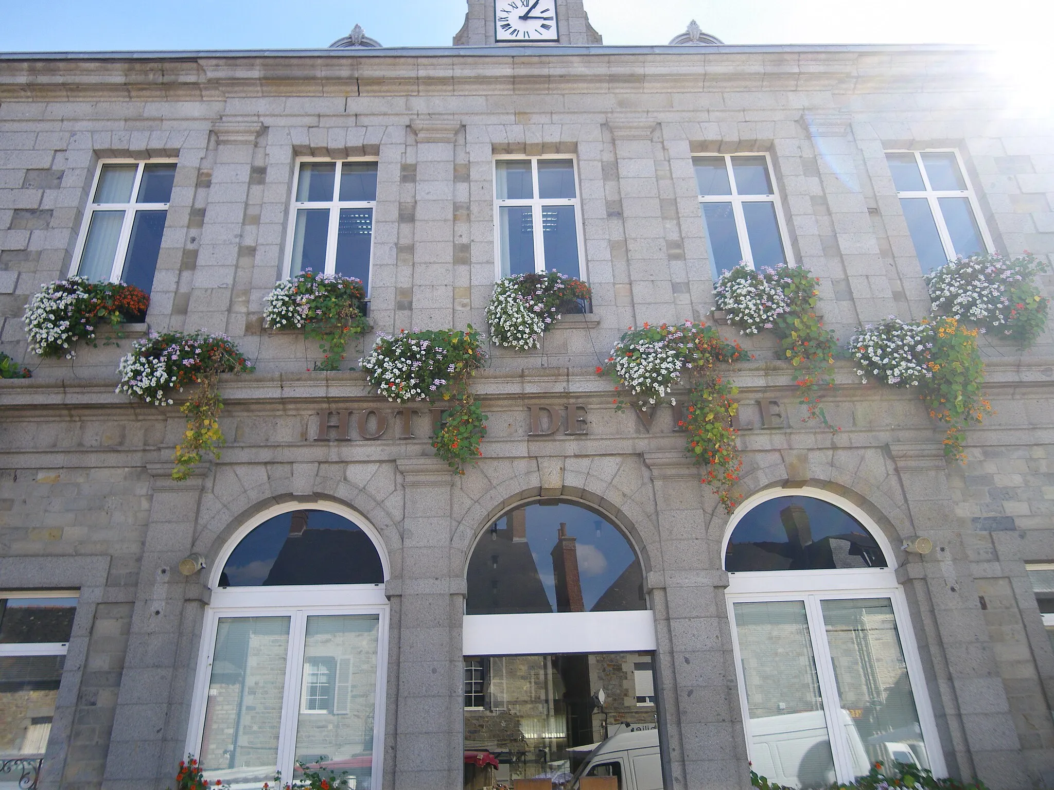 Photo showing: la mairie de liffré