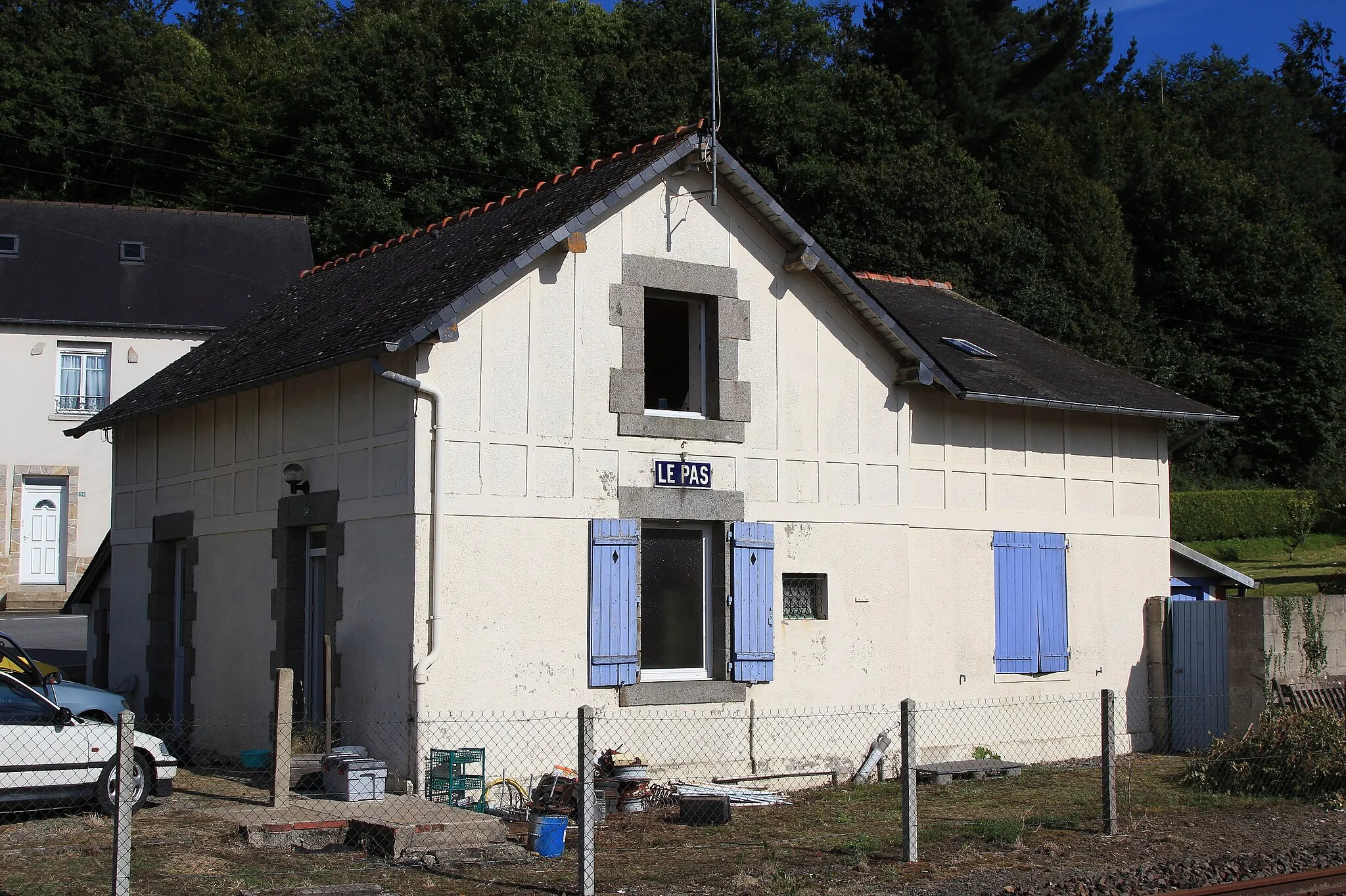 Photo showing: L'ancien bâtiment voyageurs de la gare du Pas, revendu à un particulier.