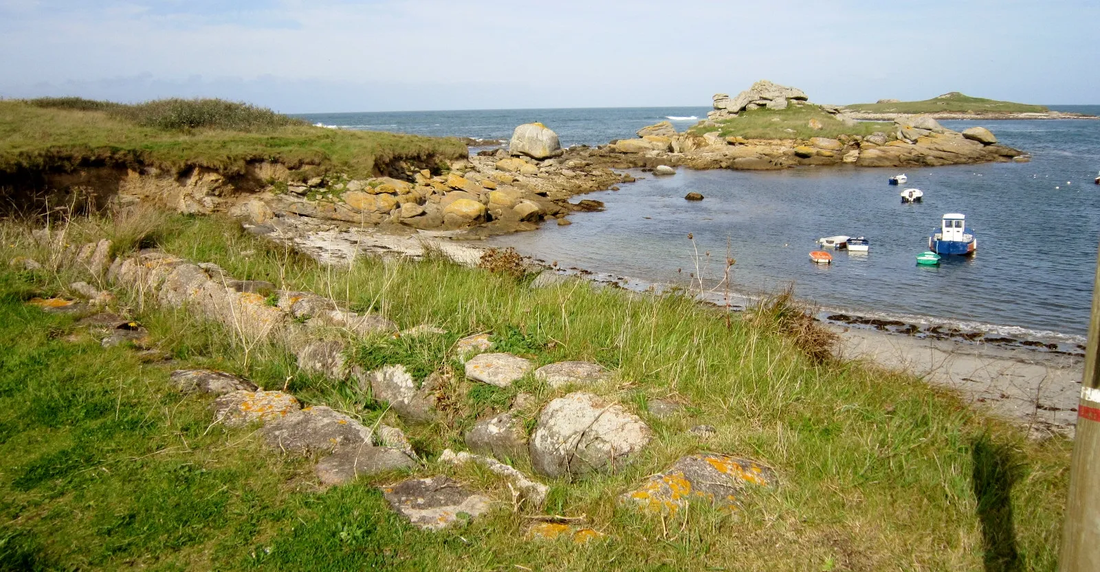 Photo showing: Le littoral à l'est de Porsguen ; à l'arrière-plan l'Île Carn ; au premier plan un four à goémon.