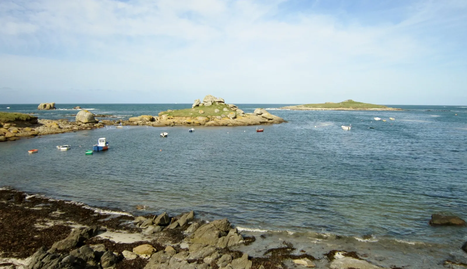 Photo showing: Rochers et îlot à l'est de Porsguen : à l'arrière-plan l'Île Carn.