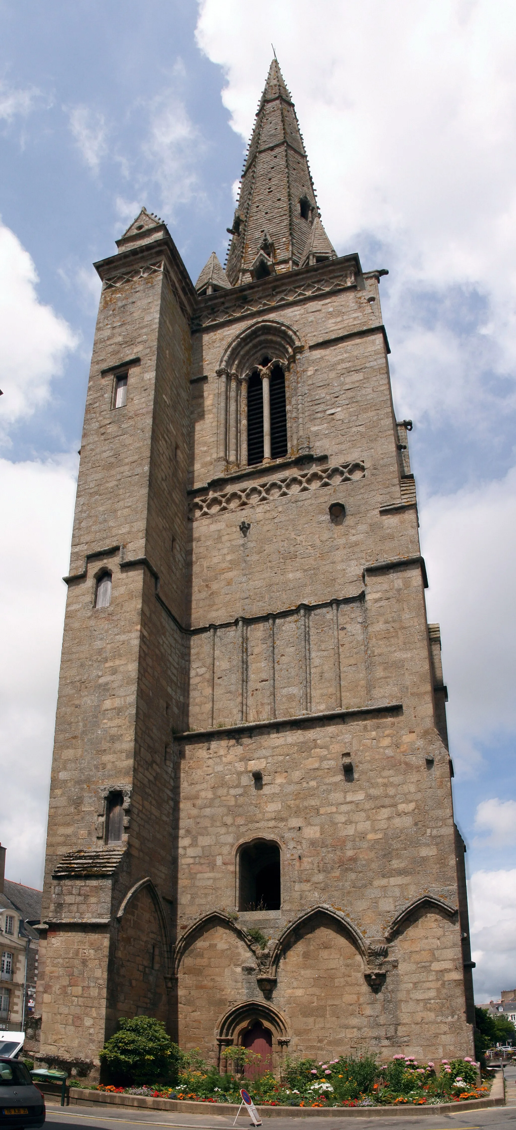 Photo showing: Gothic bell tower of Saint-Sauveur abbey in Redon, Brittany, France.