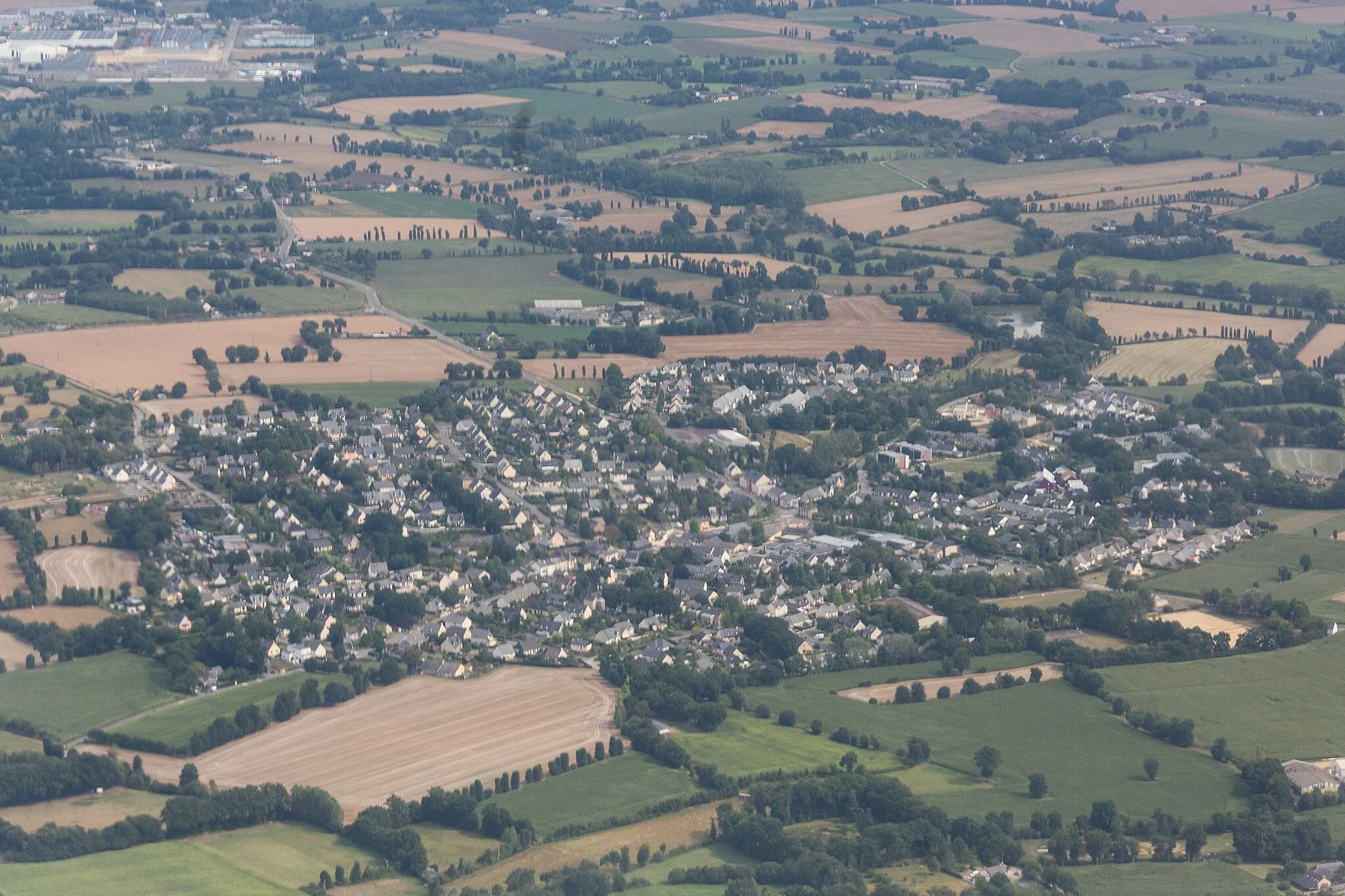 Photo showing: Aerial view of La Chapelle-Thouarault during a flight from CDG to RNS.
