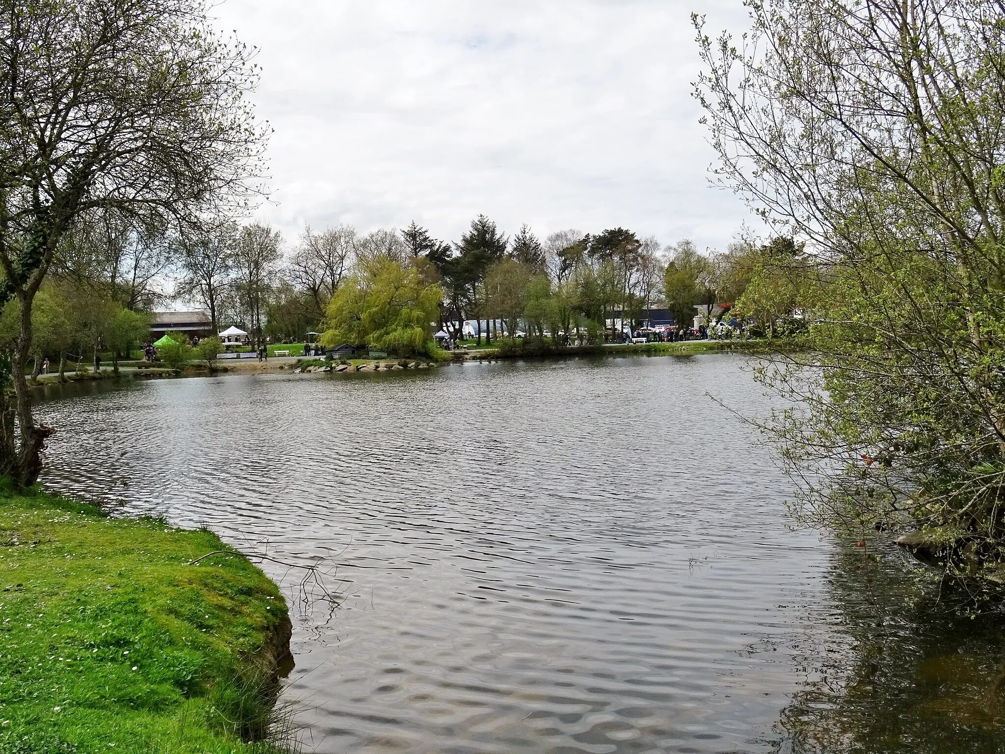 Photo showing: Le plan d'eau de Plouigneau (Cité des érables).