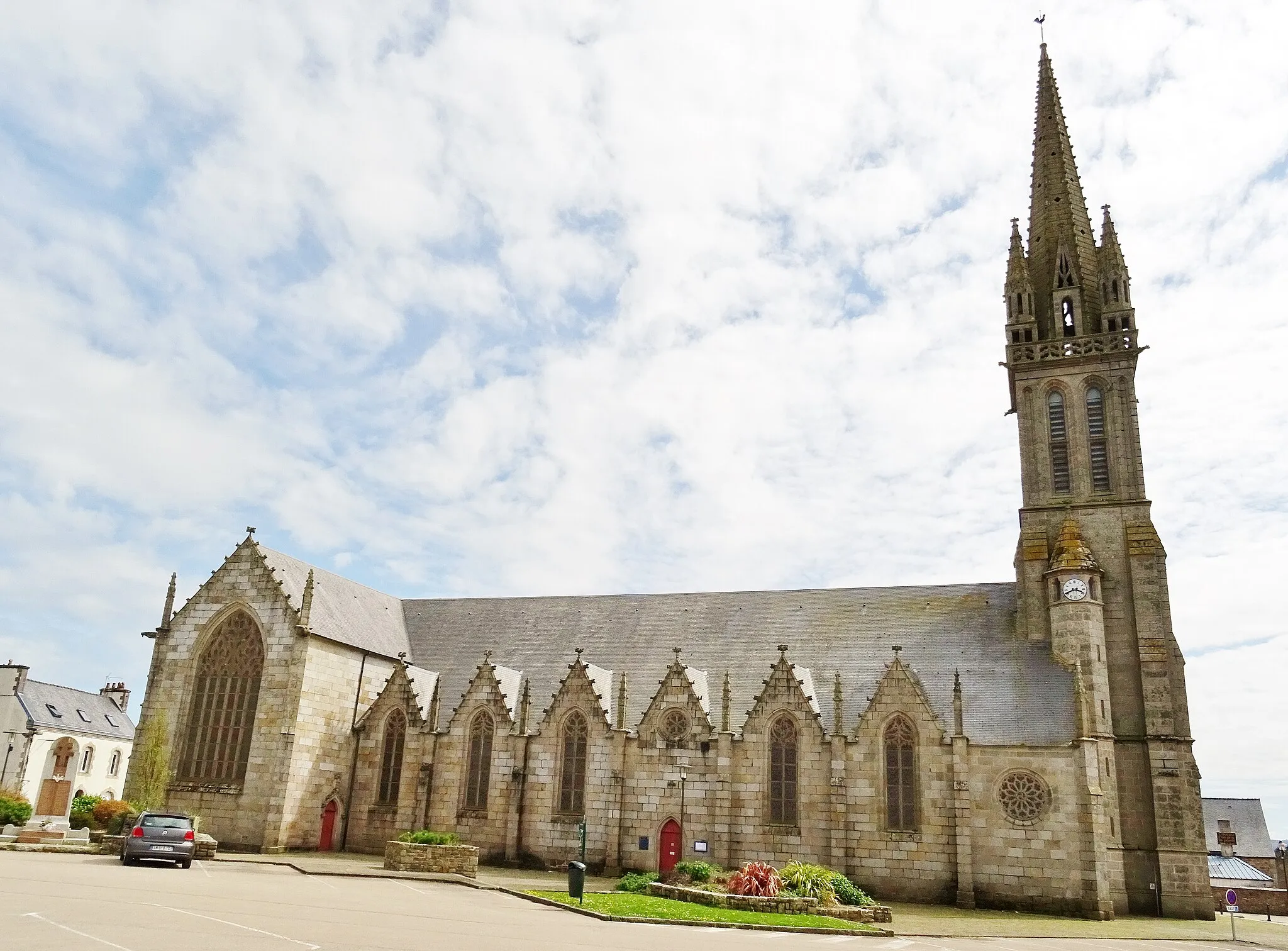 Photo showing: Église paroissiale Saint-Ignace de Plouigneau ː vue latérale nord.