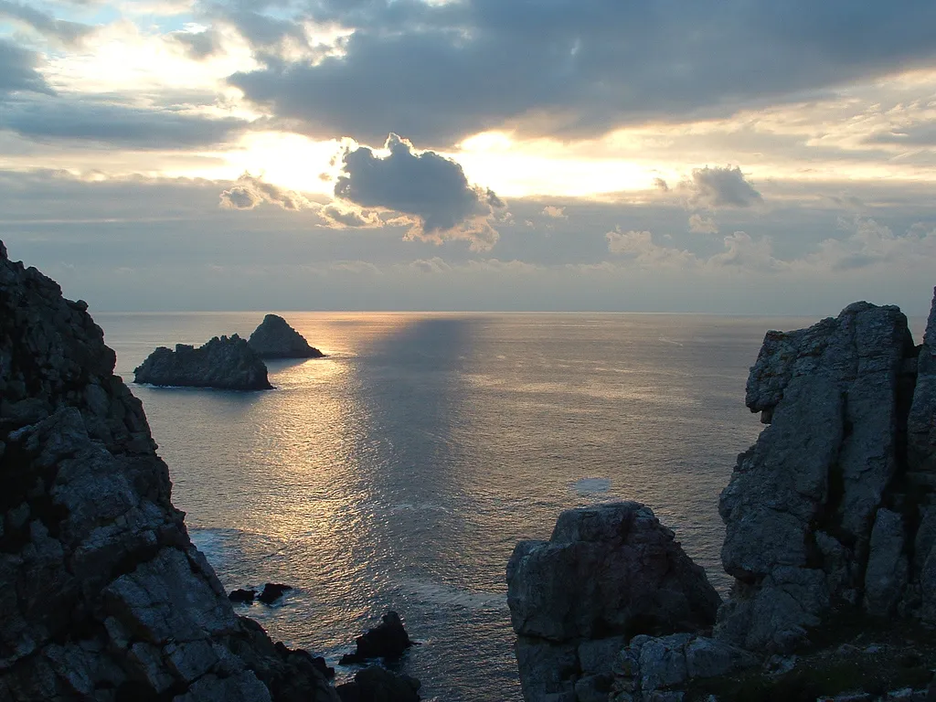 Photo showing: les Tas de Pois off the Pointe de Penhir in Camaret, Brittany