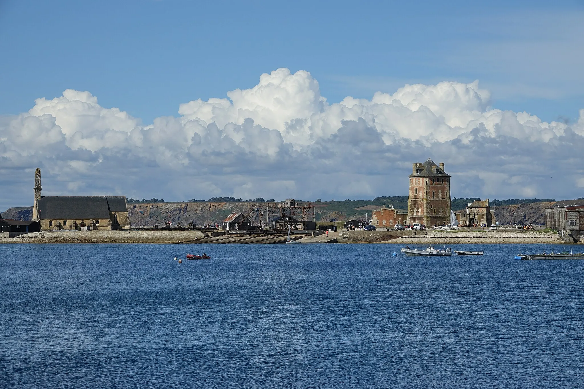 Photo showing: Chapel of Notre-Dame-de-Rocamadour and Vauban tower in Camaret-sur-Mer (Finistère, France).