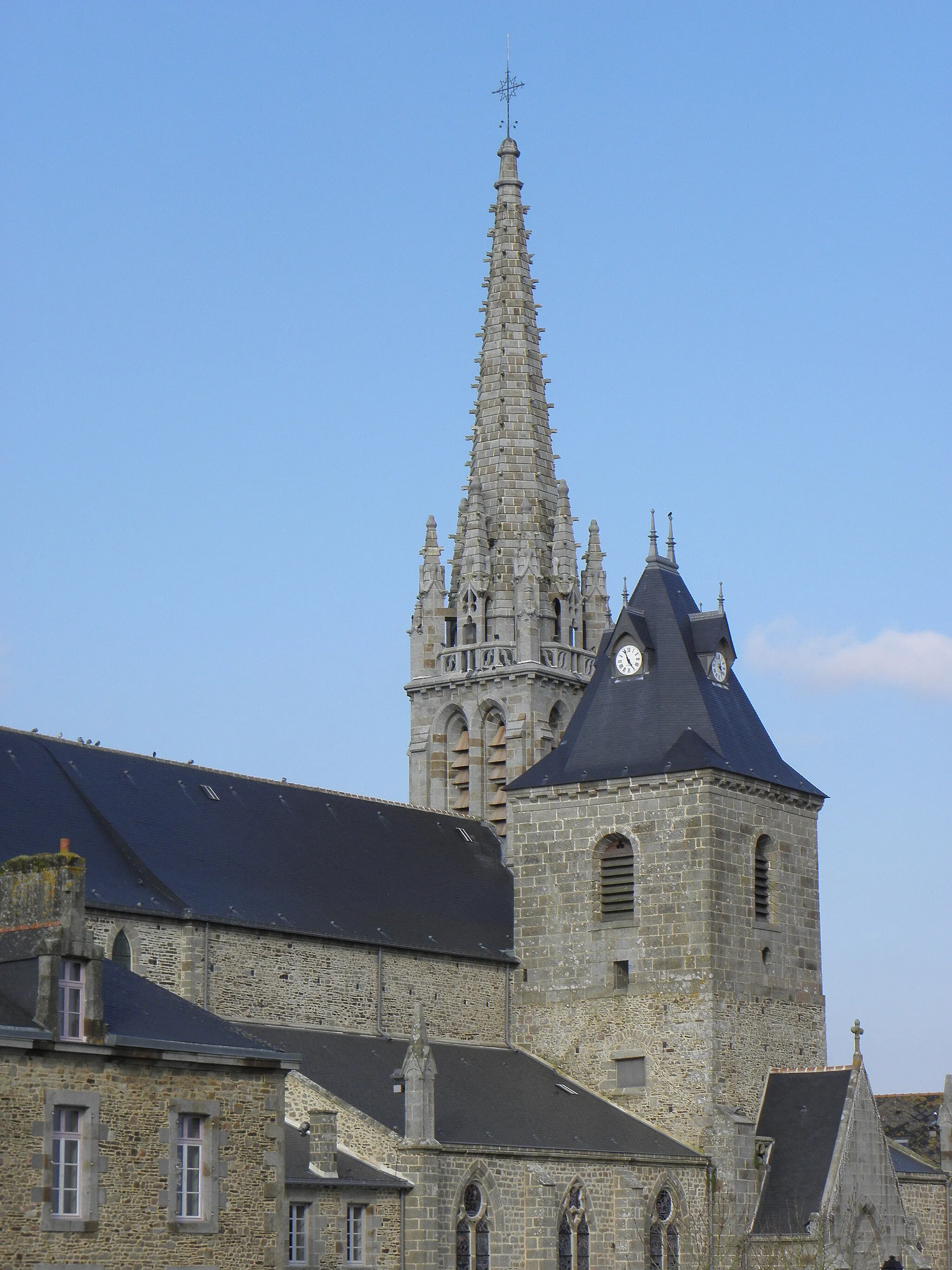 Photo showing: Église Saint-Pierre et Saint-Paul de Bazouges-la-Pérouse (35). Extérieur. Clochers.