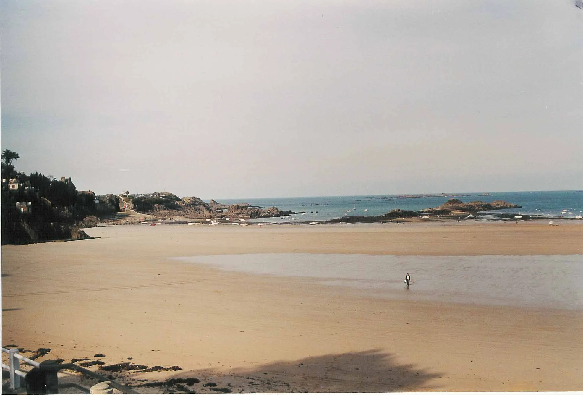 Photo showing: Saint-Lunaire, main beach, the sea at low tide