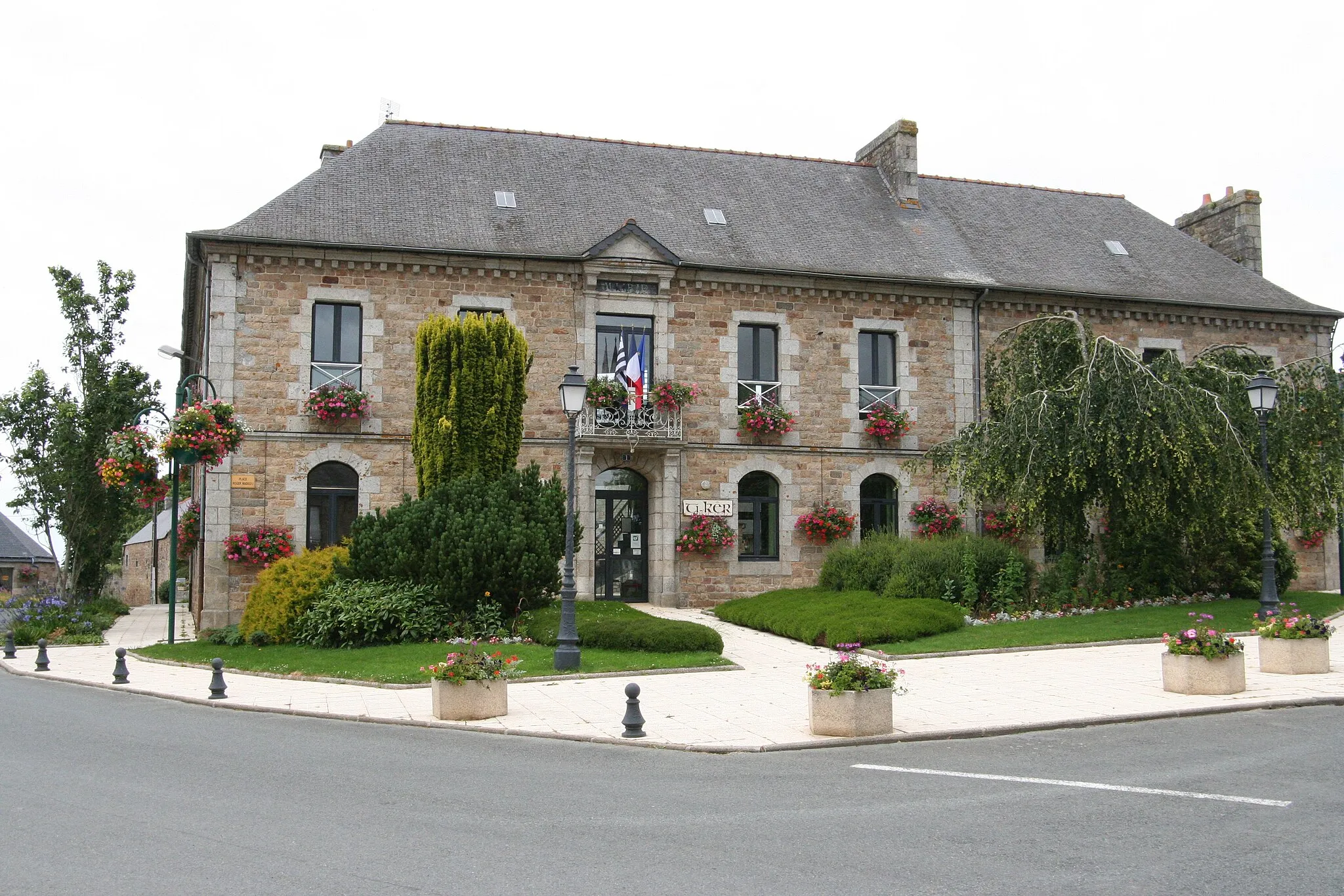 Photo showing: Mairie de Louargat.