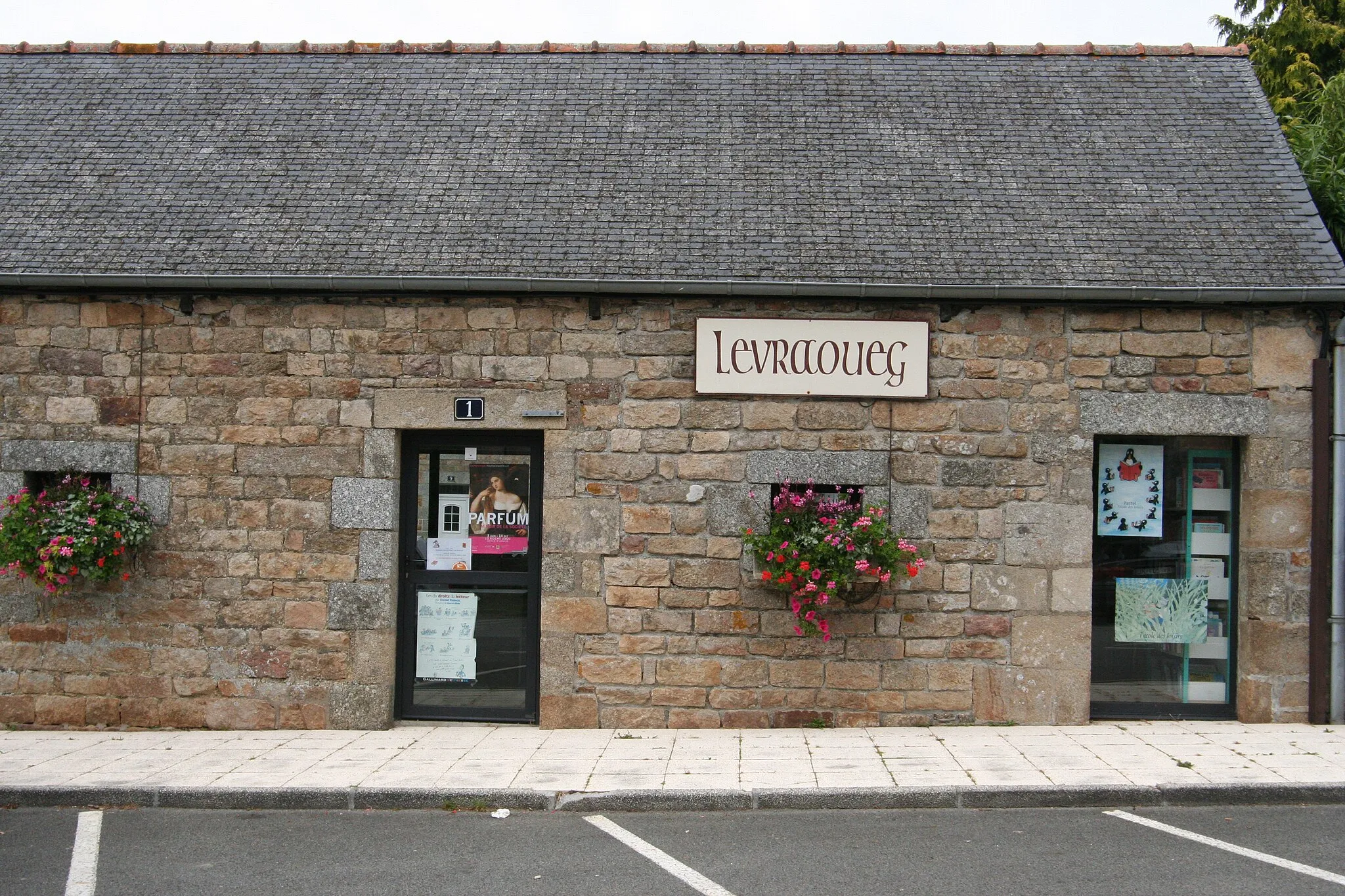 Photo showing: Bibliothèque de Louargat.