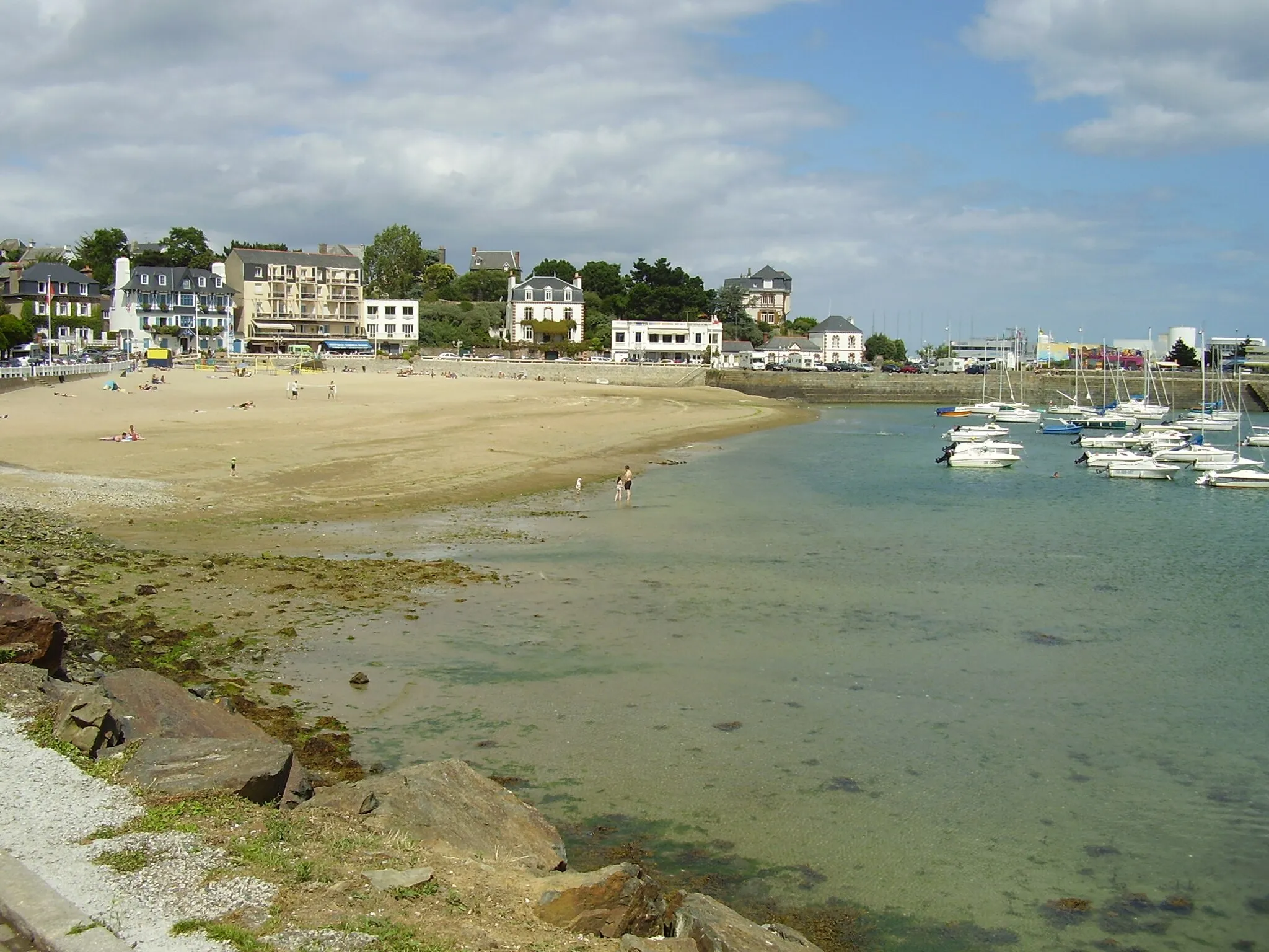 Photo showing: Saint-Quay-Portrieux, France. La plage du port.