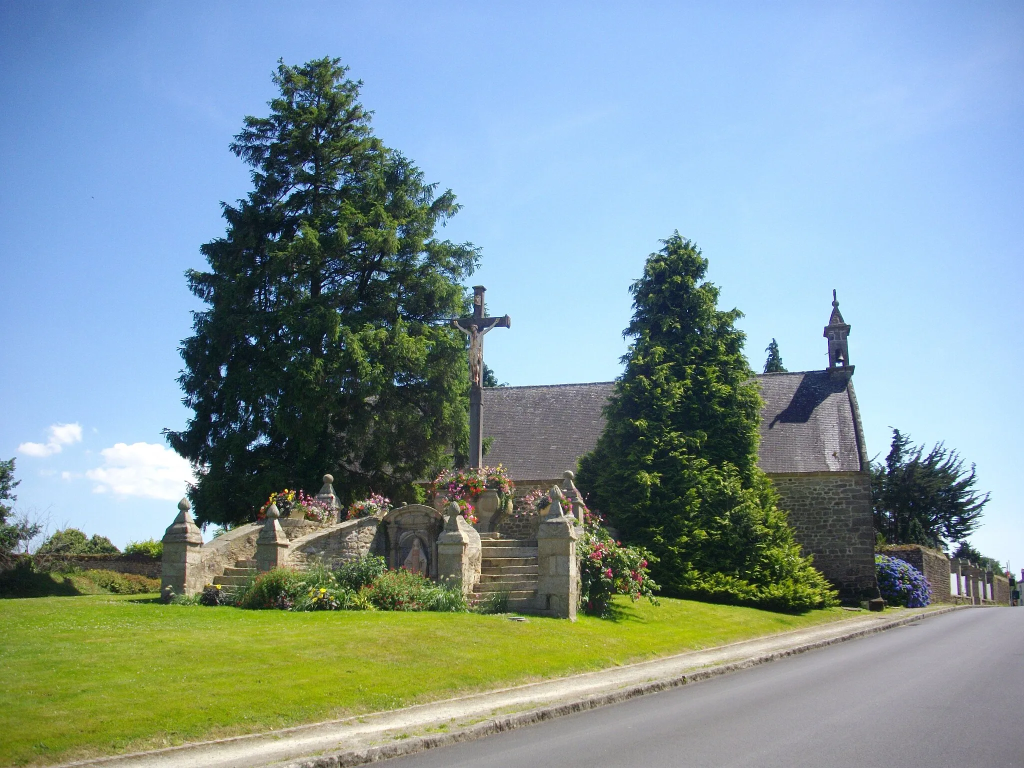 Photo showing: Saint Michael chapel and calvary of Péaule (Morbihan, France)