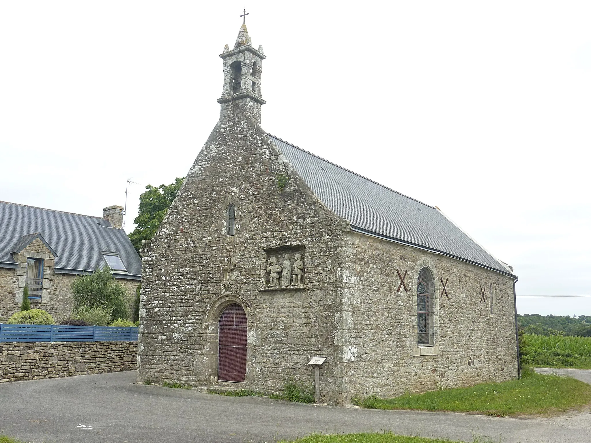 Photo showing: Cléguer, chapelle Saint-Étienne : vue extérieure d'ensemble.