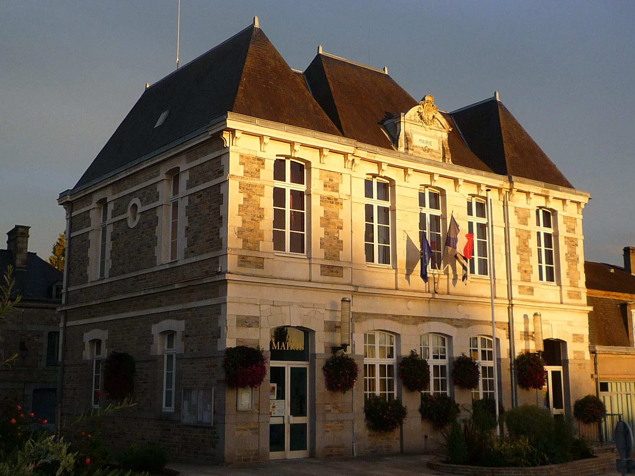 Photo showing: Town hall of Saint-Aubin-du-Cormier.