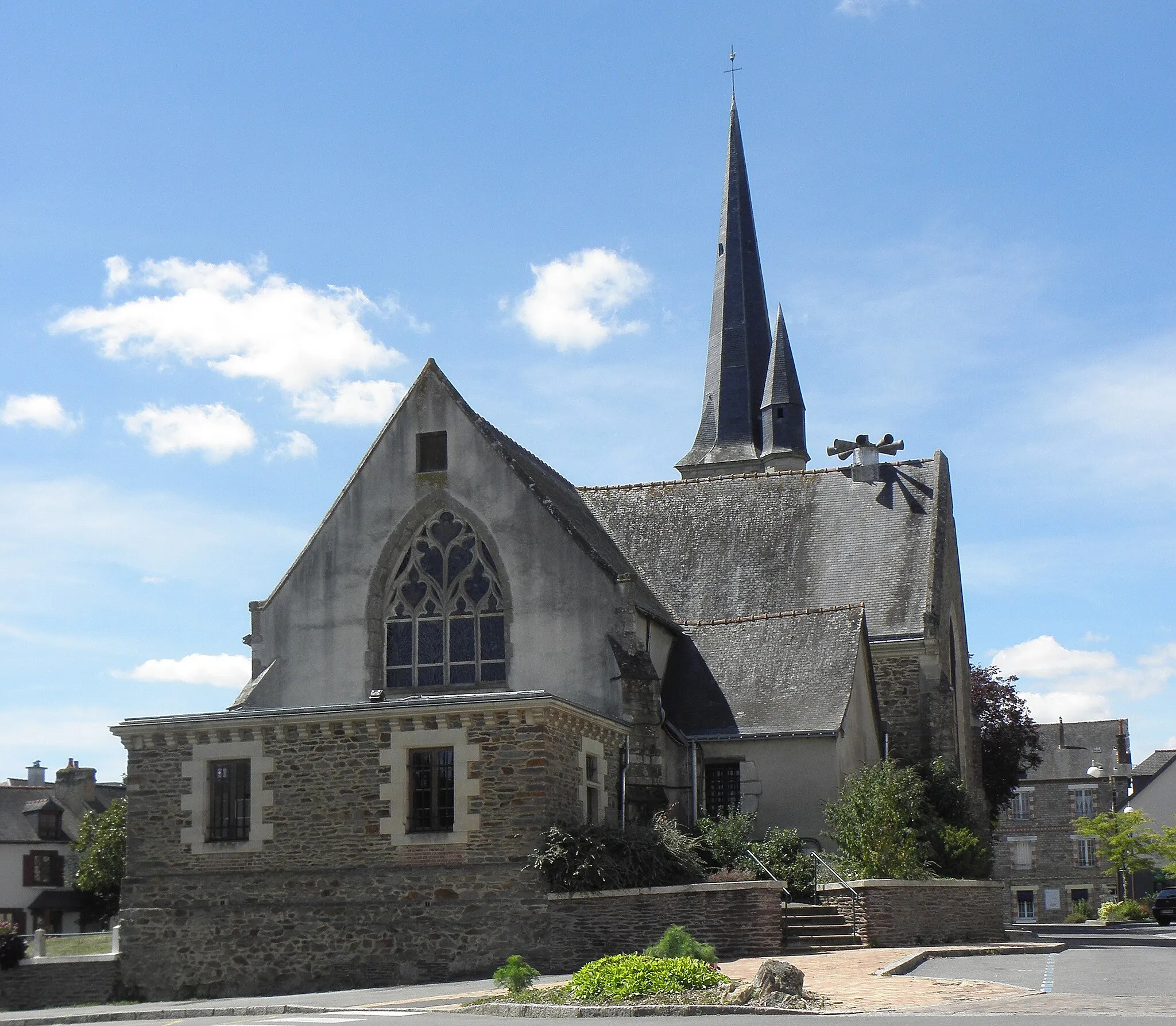Photo showing: Église Saint-Marin de Chantepie (35). Extérieur. Chevet et sacristie.