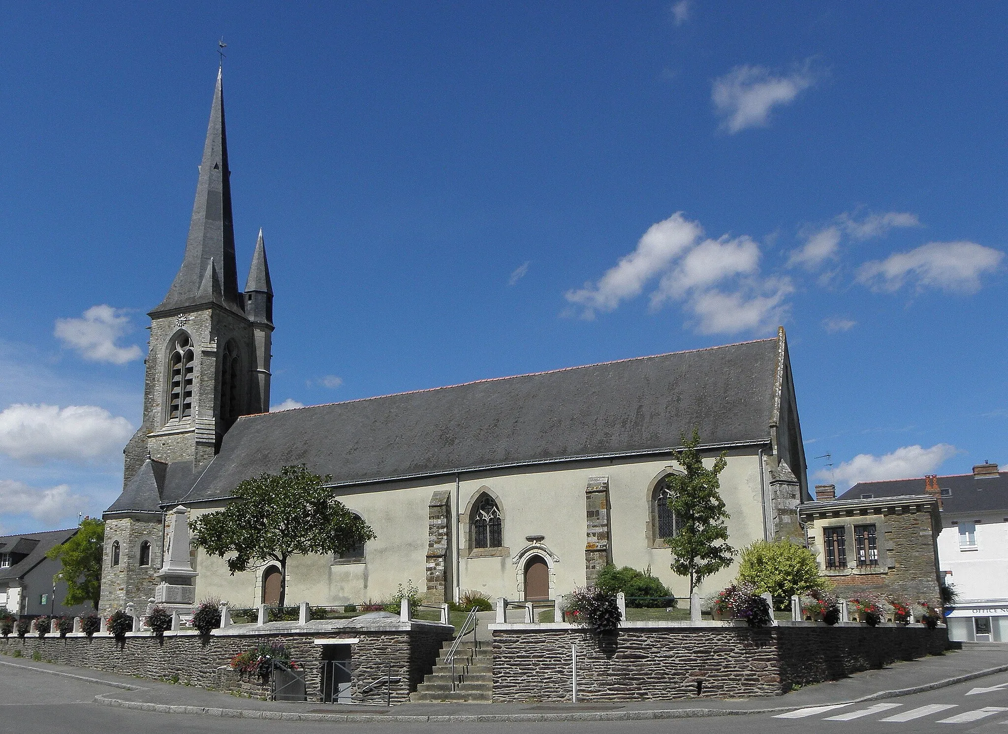 Photo showing: Église Saint-Marin de Chantepie (35). Extérieur. Vue méridionale.