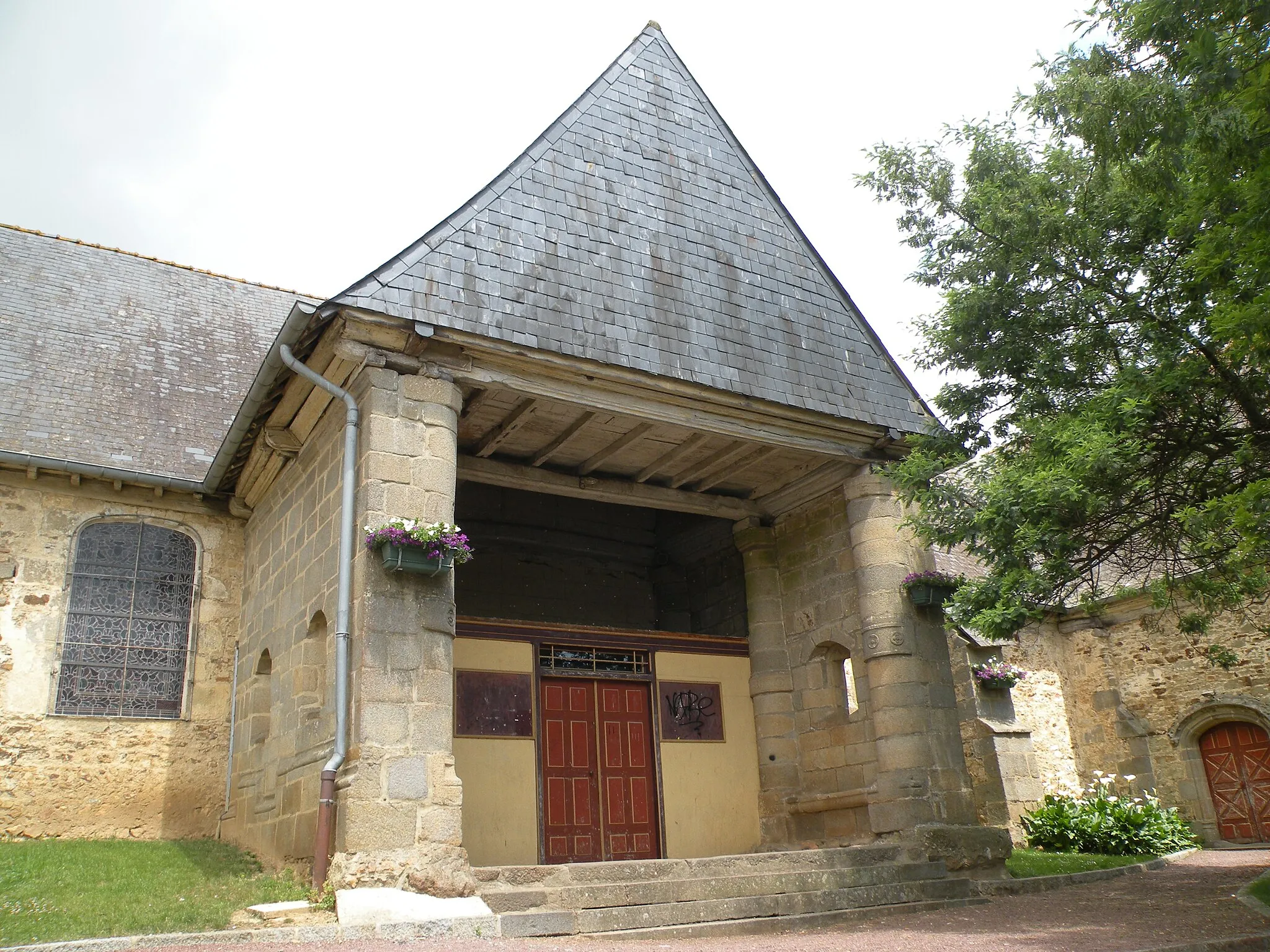 Photo showing: Southern gate of the church of Gévezé.
