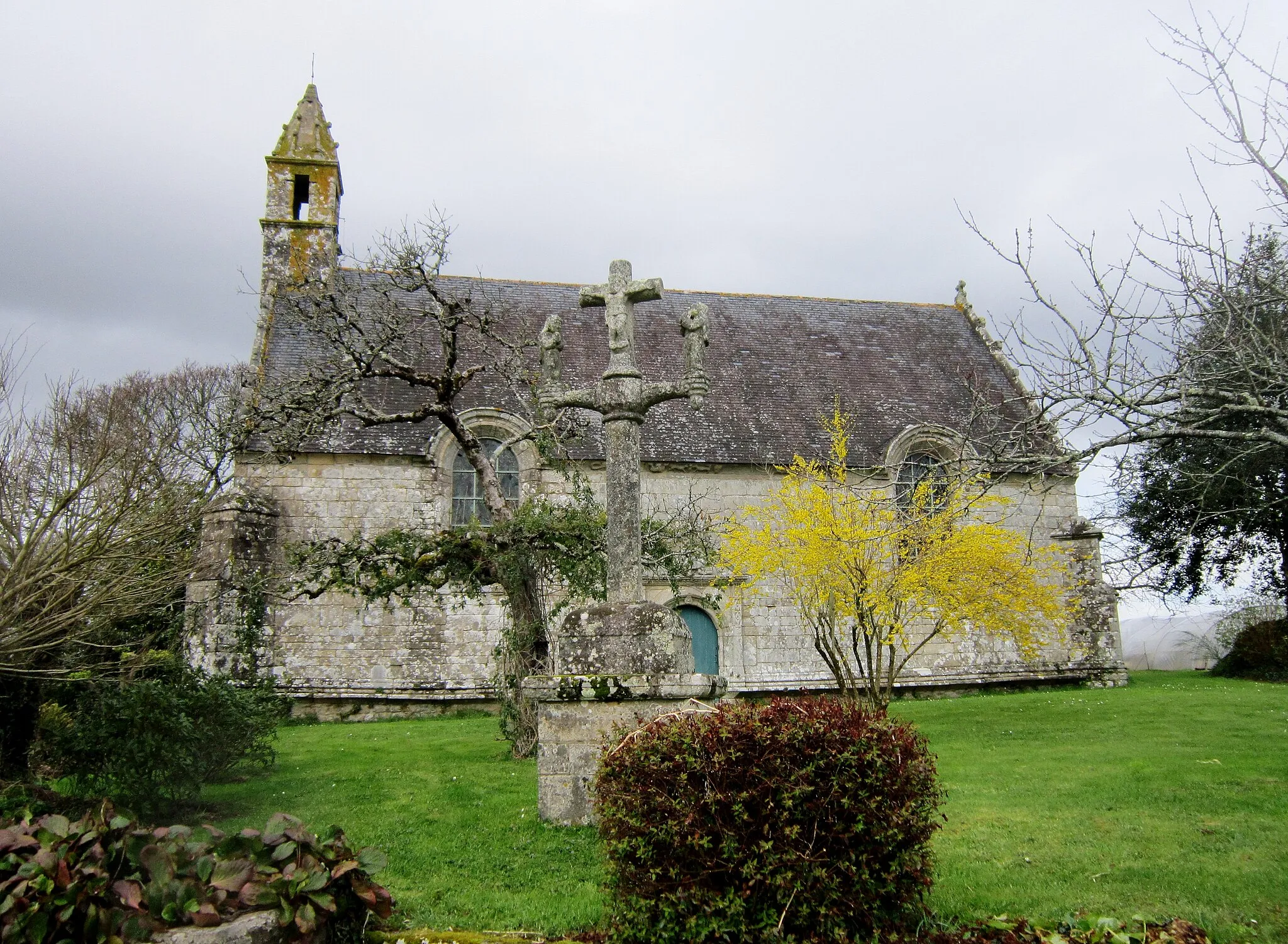 Photo showing: Brech ː la chapelle Notre-Dame-de-Tréavrec et son calvaire, vue d'ensemble.