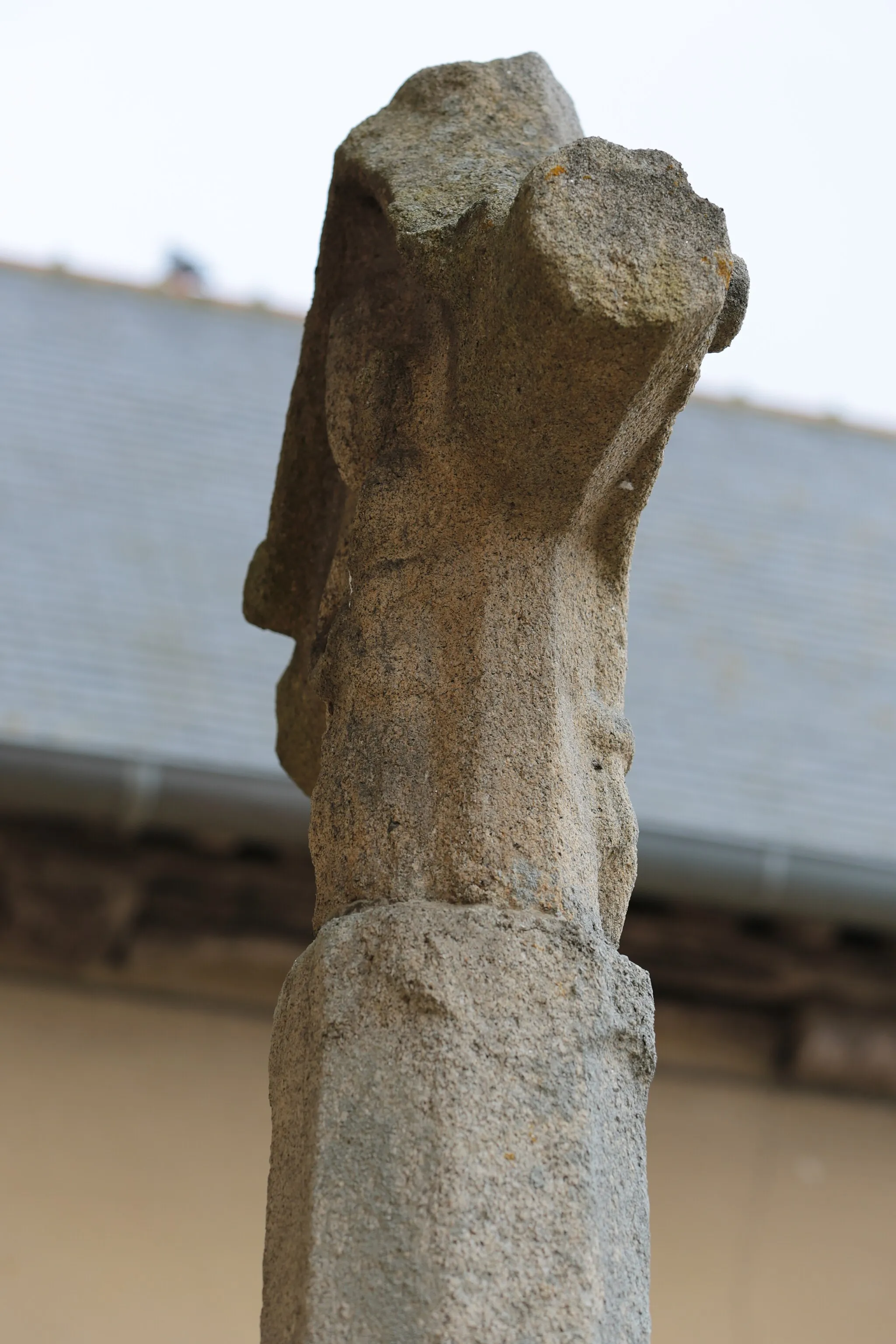 Photo showing: Calvaire, sur la façade sud de l'église de L'Hermitage.