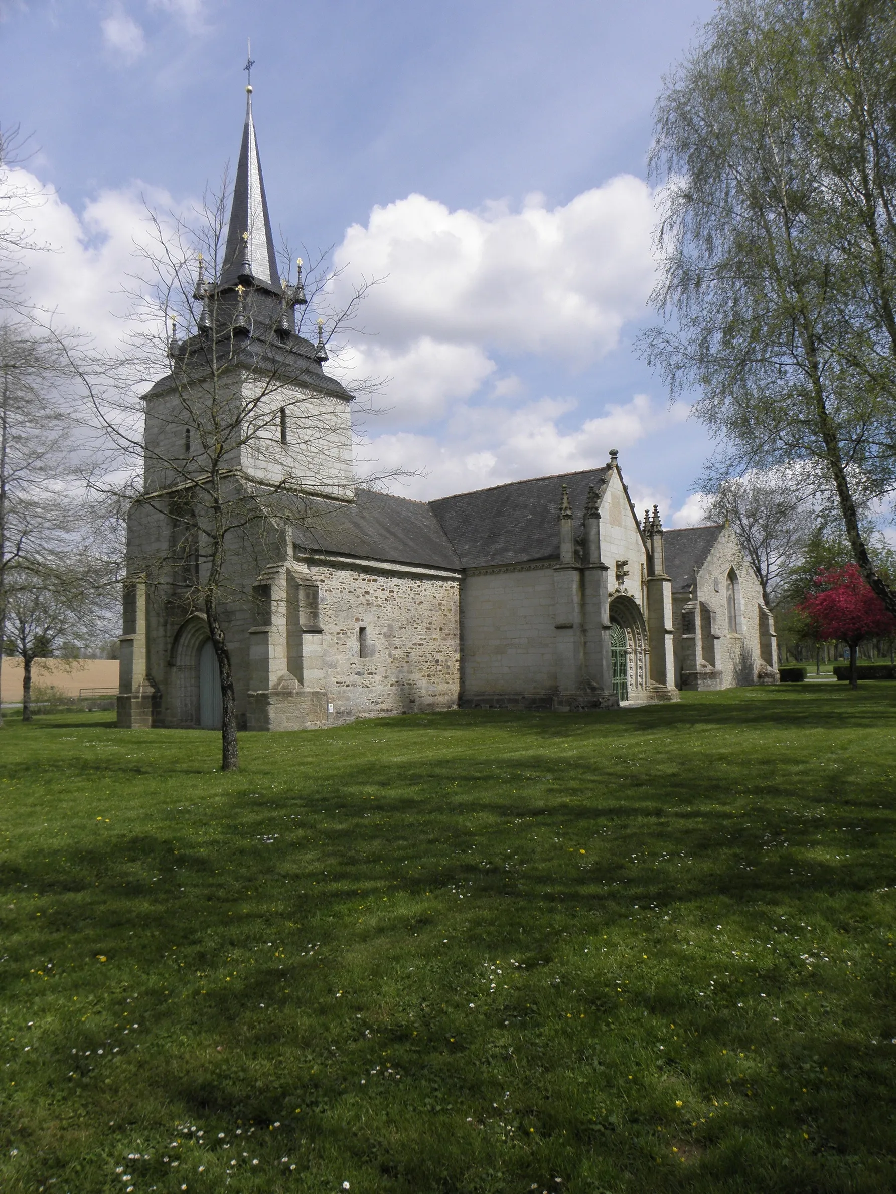 Photo showing: Chapelle Sainte-Noyale sise en Noyal-Pontivy (56). Façade occidentale et flanc sud.