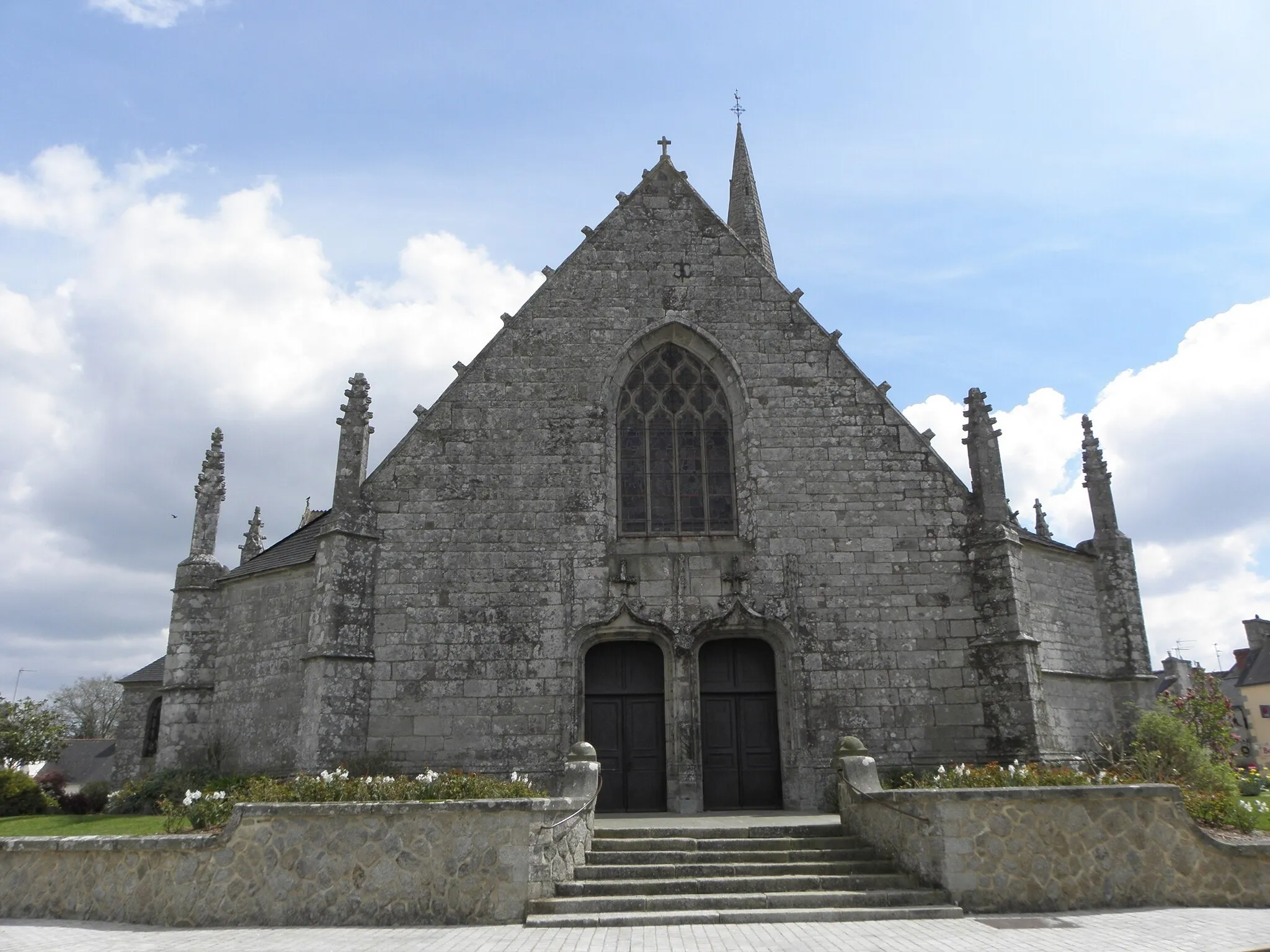 Photo showing: Église Sainte-Noyale de Noyal-Pontivy (56). Façade occidentale.