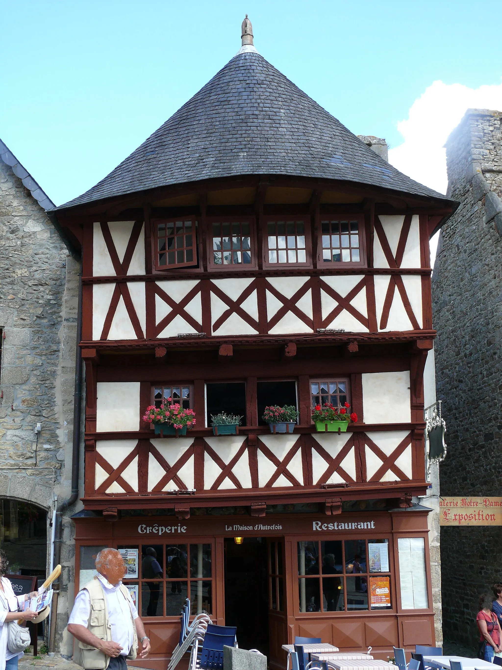 Photo showing: This building is indexed in the base Mérimée, a database of architectural heritage maintained by the French Ministry of Culture, under the reference PA00090434 .