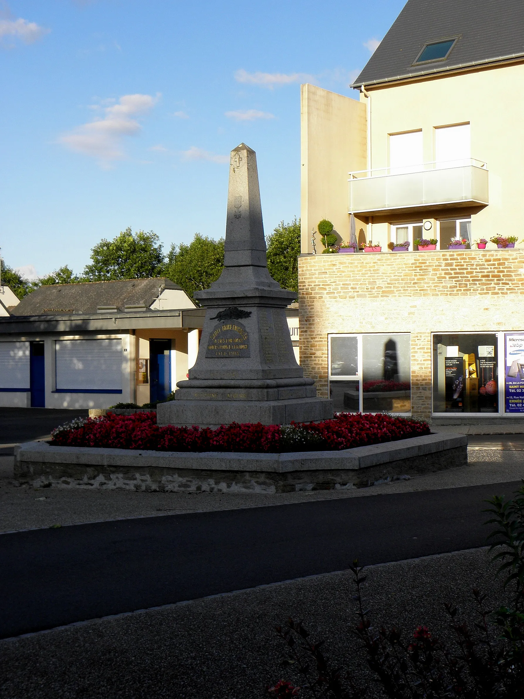 Photo showing: Monument aux morts de Saint-Brice-en-Coglès (35).