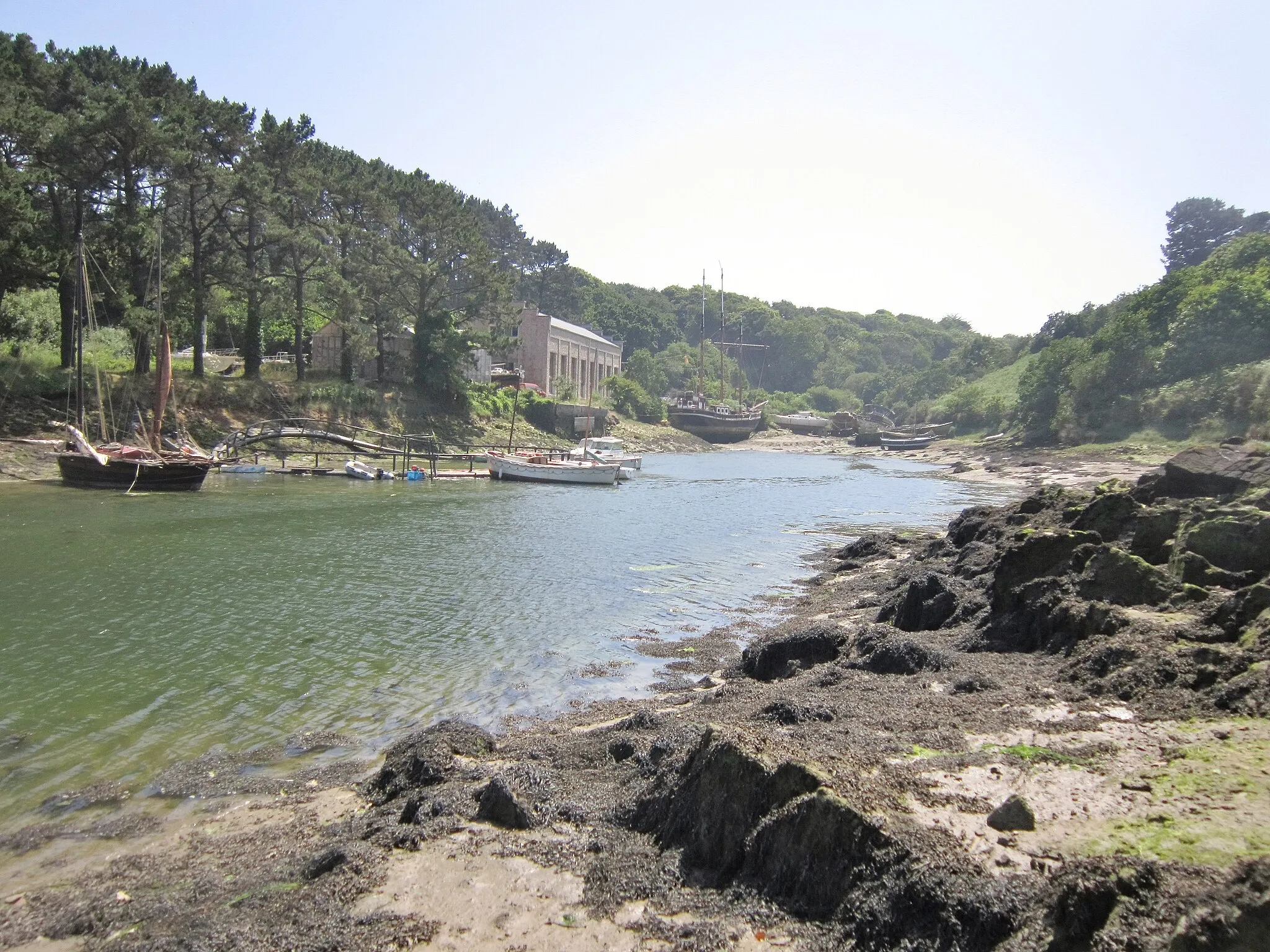 Photo showing: La rive gauche de l'Aber Wrac'h : le vallon de l'Enfer et son ancien chantier naval ; le bateau échoué à l'arrière-plan est le Bel Espoir II, abandonné dans un triste état depuis 2017.