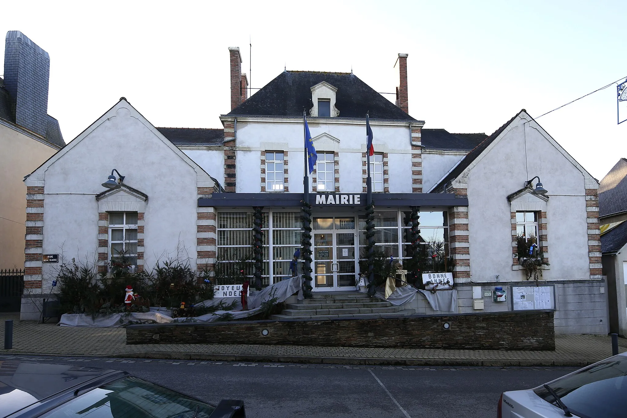 Photo showing: Town hall of Rougé.
