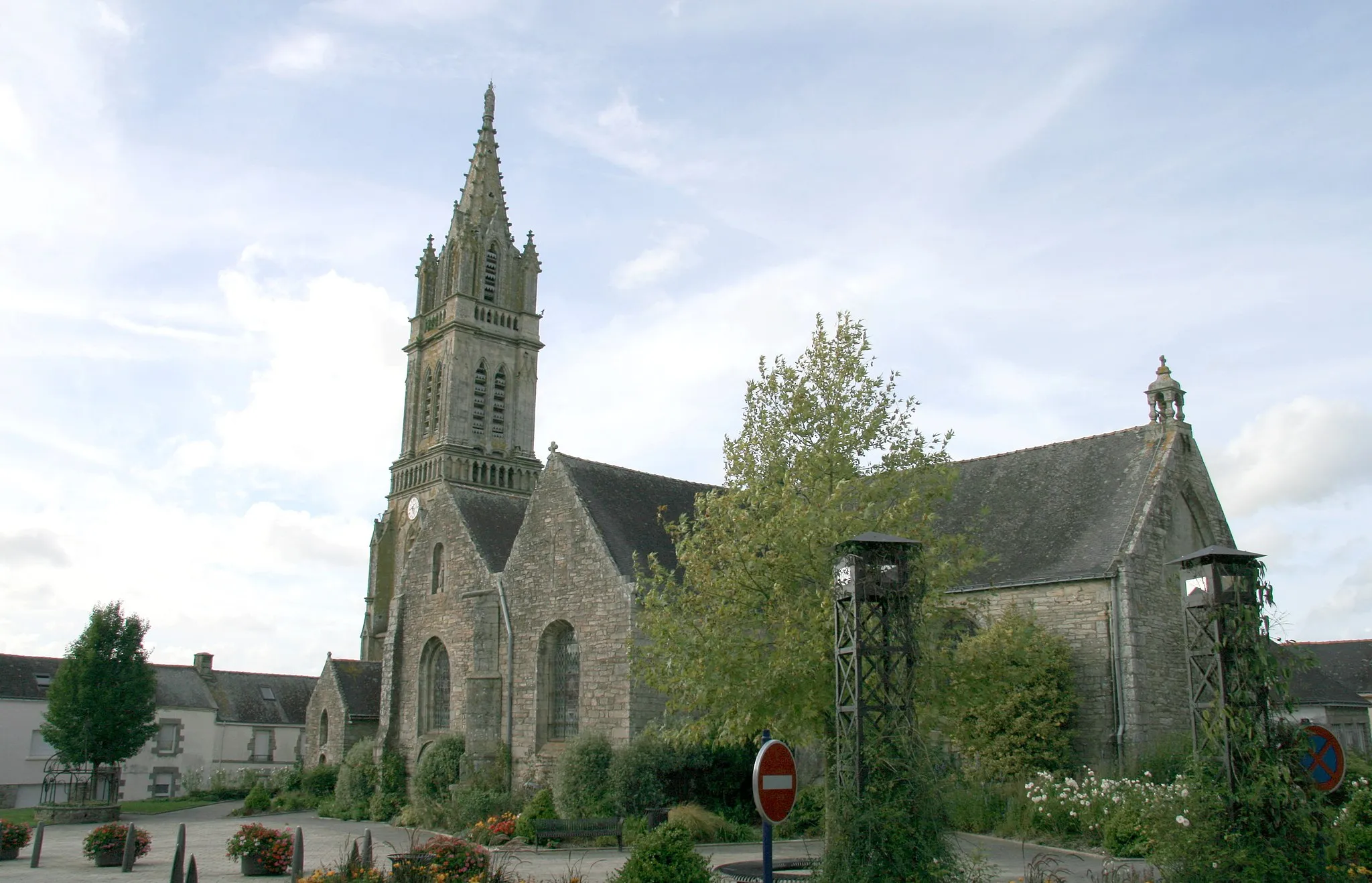 Photo showing: Eglise Saint-Jean-de-Beverley, au centre ville de la commune de Saint-Jean-Brevelay