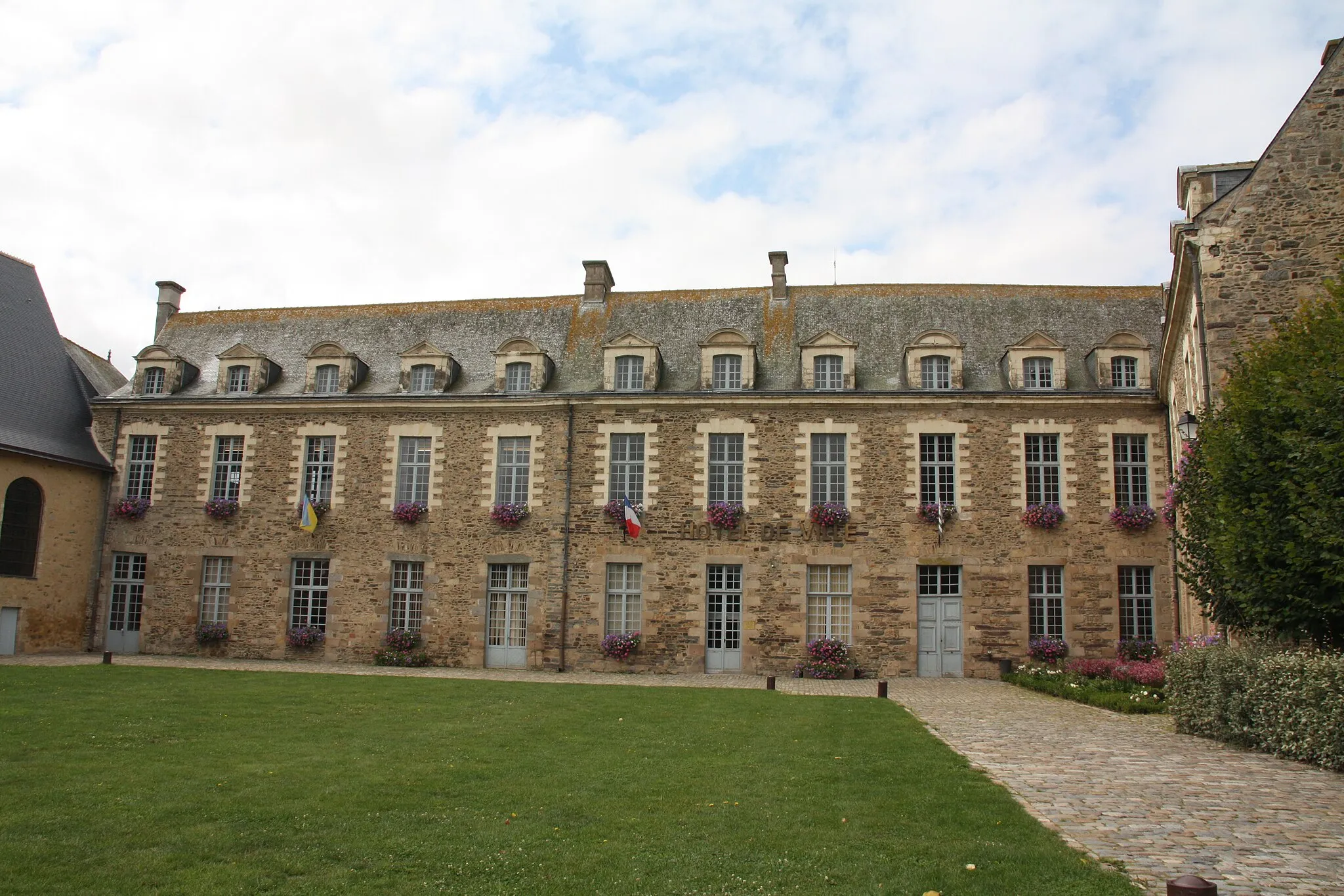 Photo showing: Hôtel de Ville de Châteaugiron situé dans dans la cour du château.