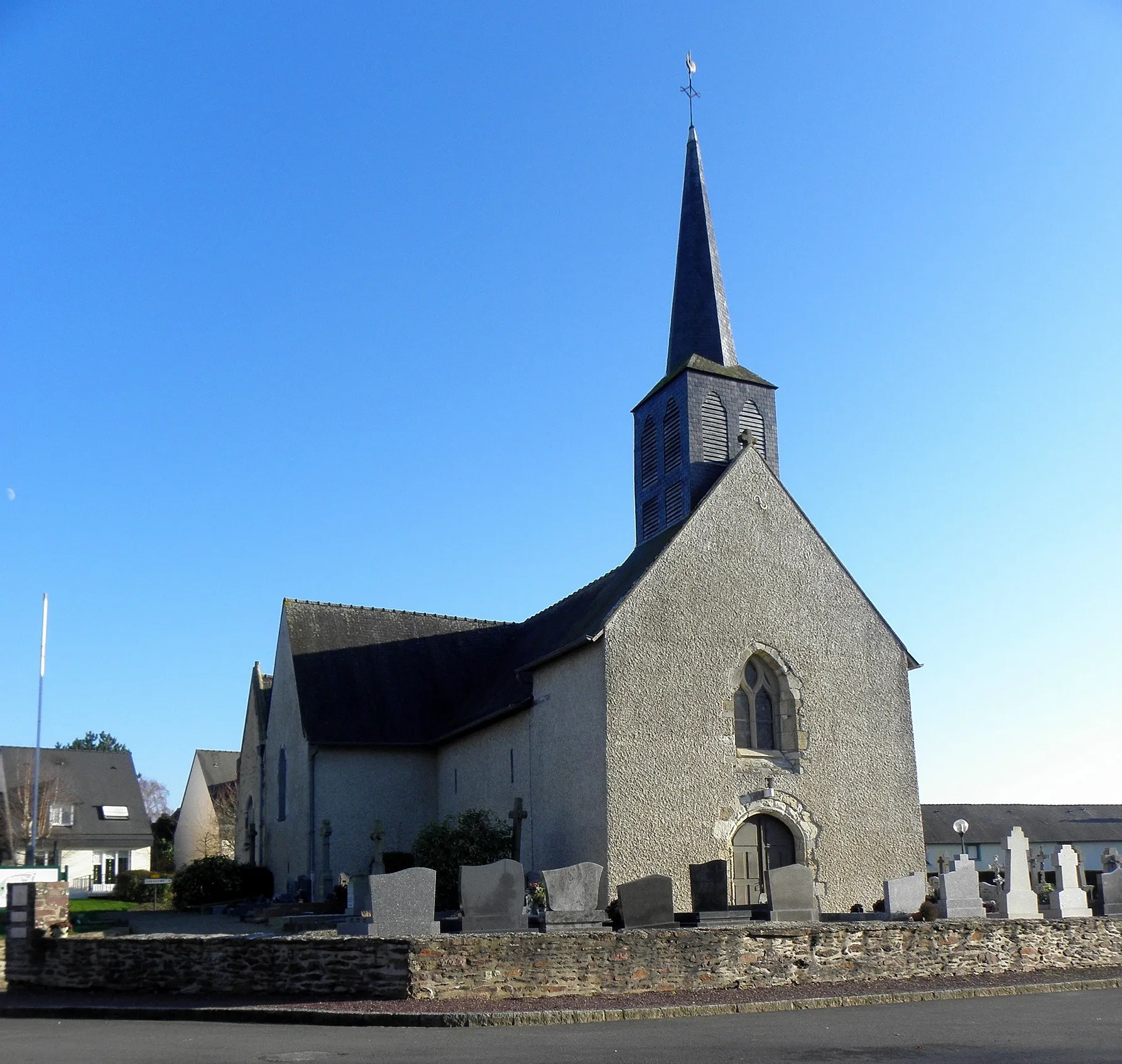 Photo showing: Église Saint-Melaine de Moigné, commune du Rheu (35). Façade occidentale et flanc nord.