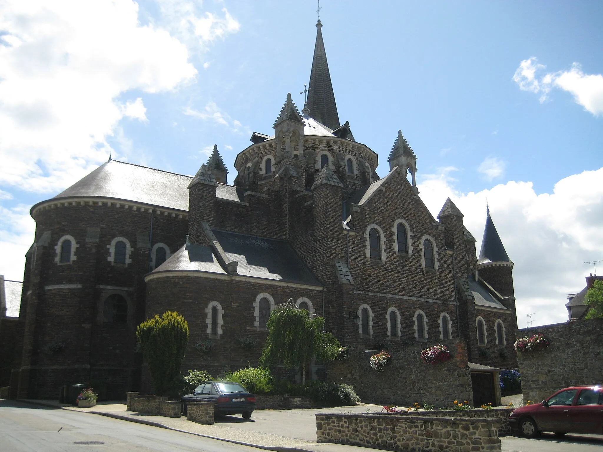 Photo showing: Church of Maure-de-Bretagne (back)